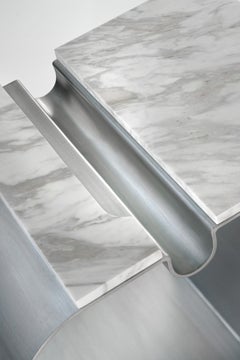Mesa auxiliar sin masa, aluminio, mármol by Todomuta Studio