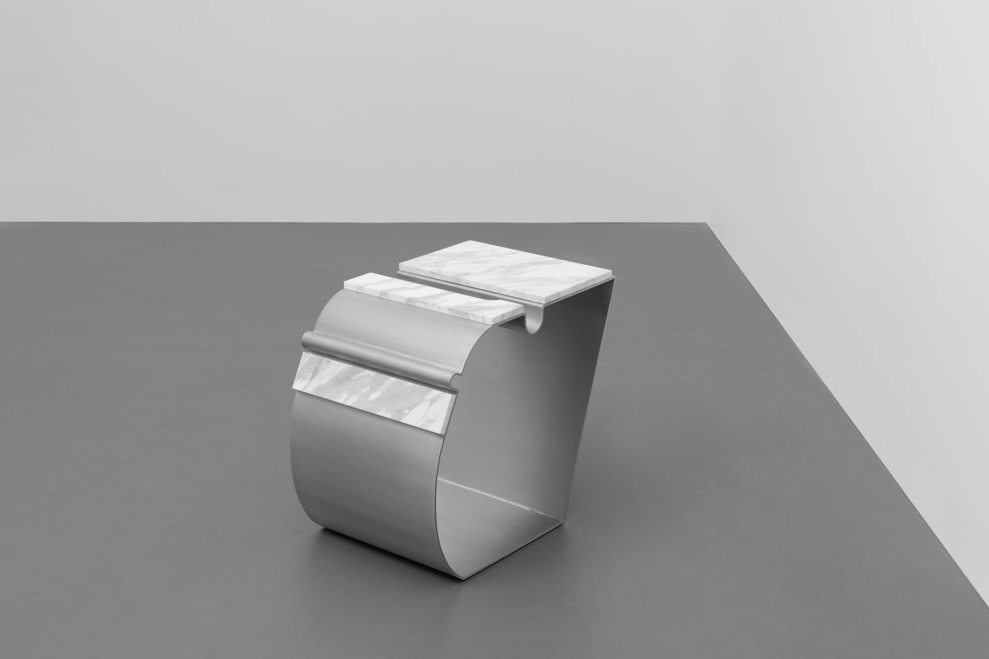Européen Table d'appoint Massless en aluminium et marbre de Todomuta Studio en vente
