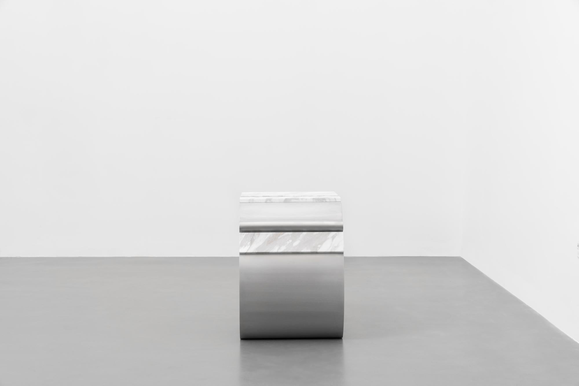 XXIe siècle et contemporain Table d'appoint Massless en aluminium et marbre de Todomuta Studio en vente