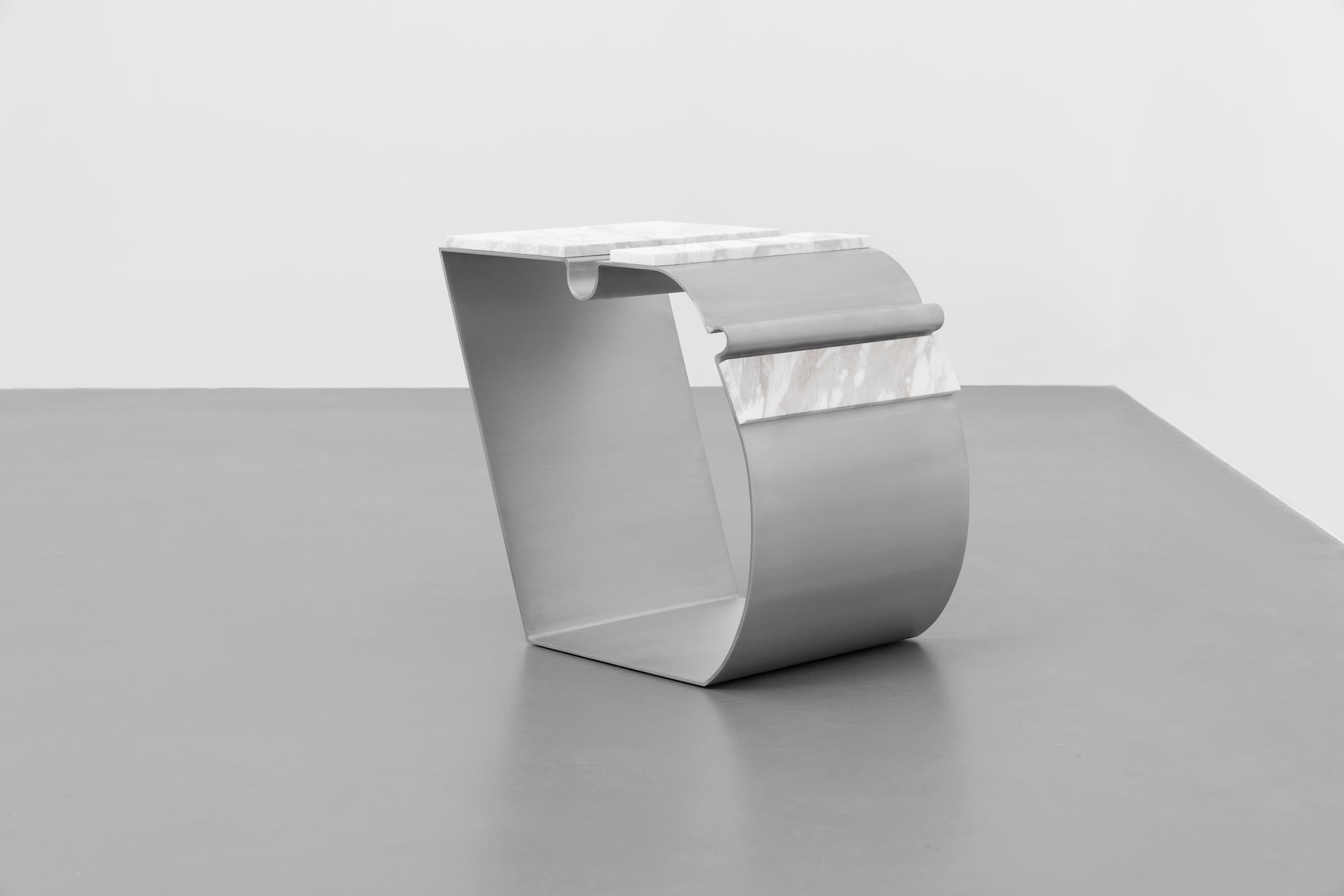 Aluminium Table d'appoint Massless en aluminium et marbre de Todomuta Studio en vente