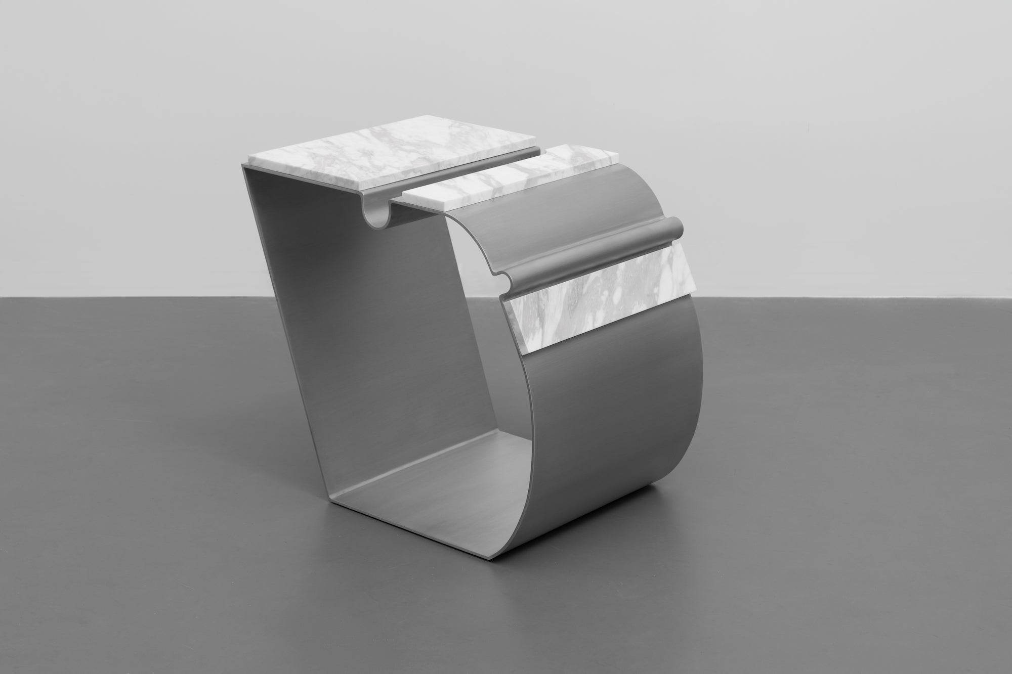 Table d'appoint Massless en aluminium et marbre de Todomuta Studio en vente