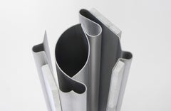 Vase MASSLESS, aluminium, marbre par Todomuta Studio