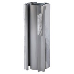 Vase MASSLESS, aluminium, marbre par Todomuta Studio