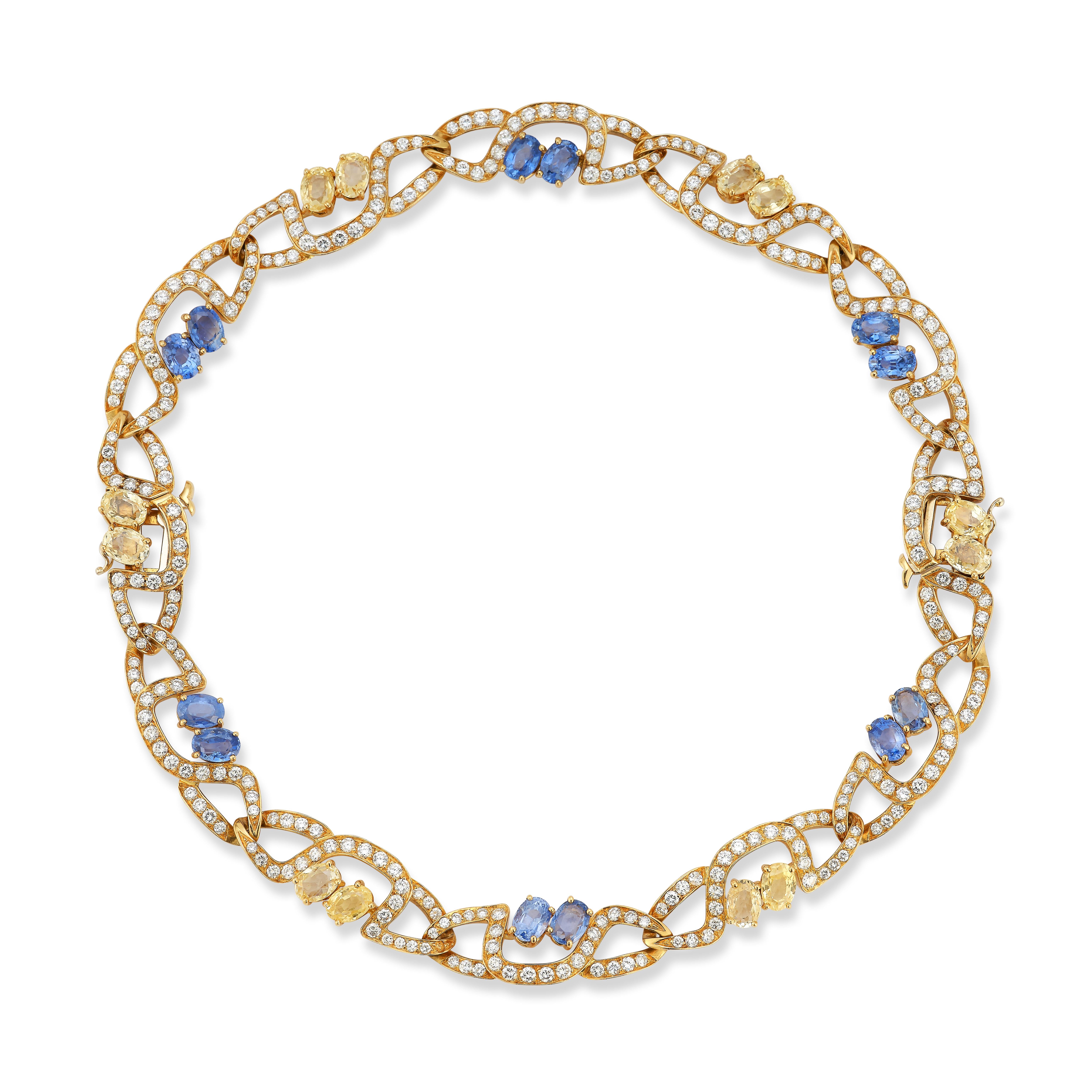 Massoni Saphir & Diamant Halskette

Kann in zwei Armbänder umgewandelt werden

gliederkette aus 18 Karat Gold, besetzt mit 312 Diamanten im Rundschliff und 24 blauen und gelben Saphiren

312 Diamanten im Rundschliff, ungefähres Gesamtgewicht von