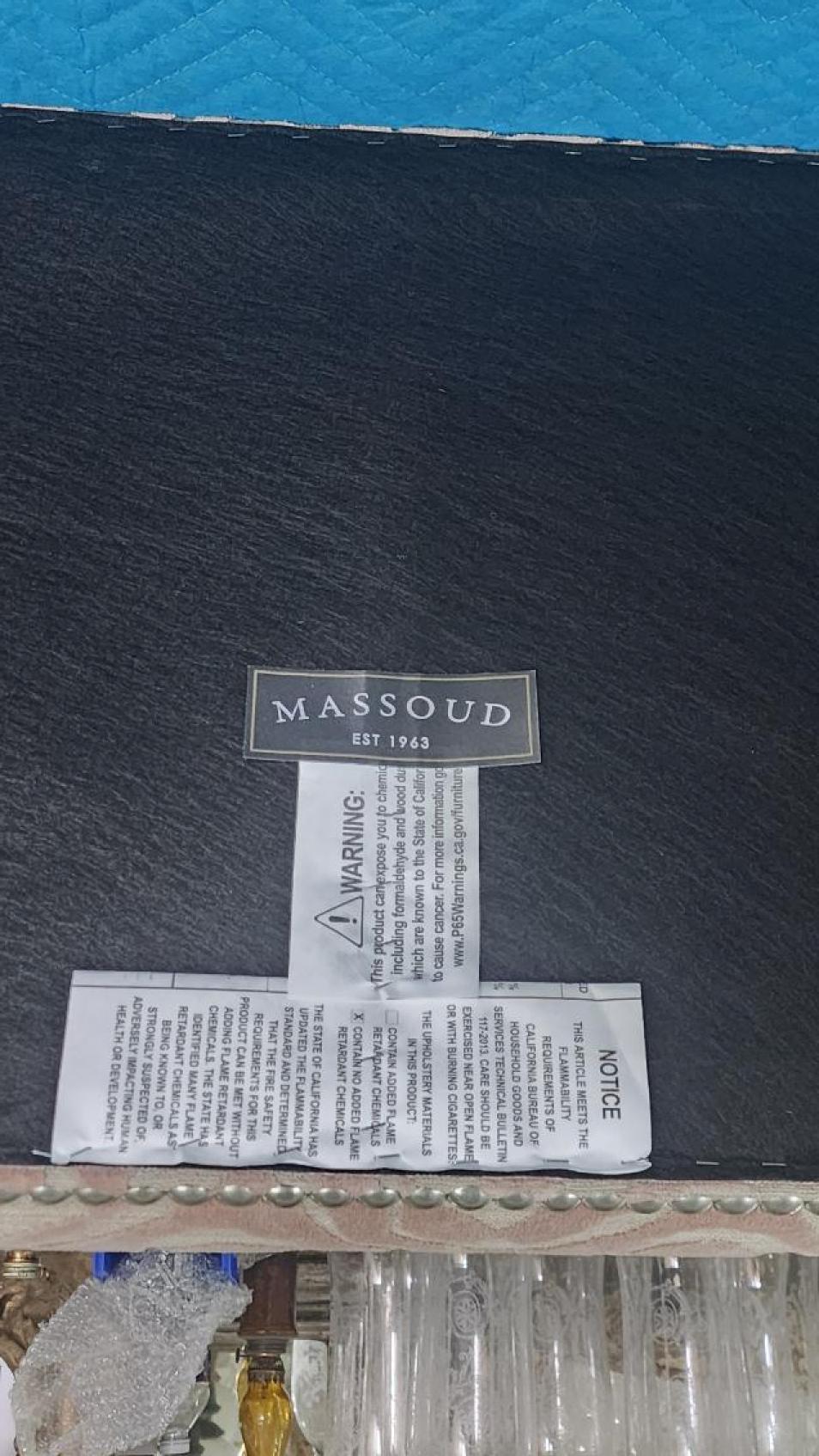 Cette annonce présente un banc chic et tendance en tissu velours rose rembourré avec des pieds en acrylique transparent. Il mesure environ 21 pouces de haut, 48 pouces de large et 21 pouces de profondeur et pèse environ 70 livres. Le revêtement est