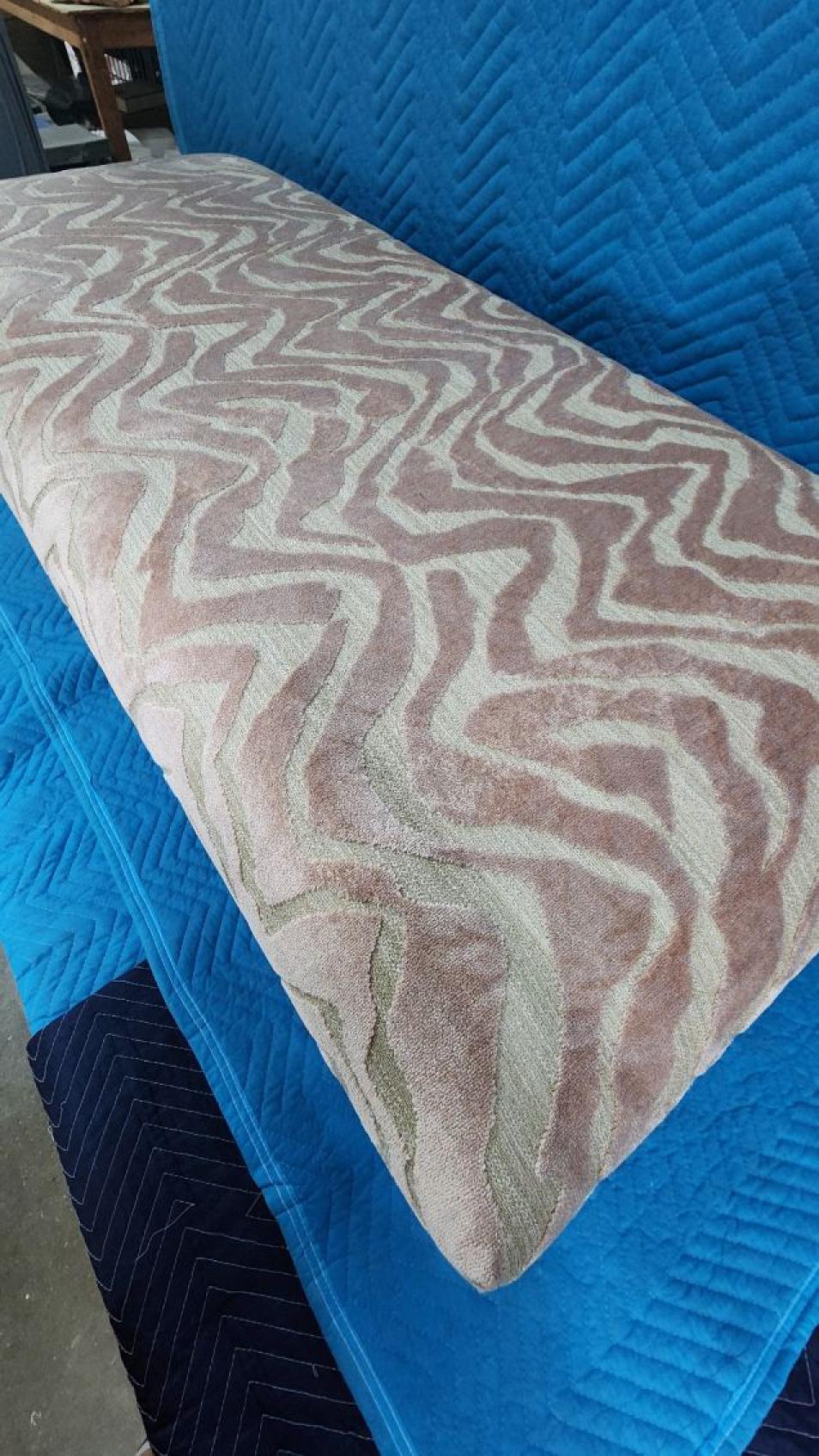 Américain Banc rose masseur avec pieds en acrylique en vente