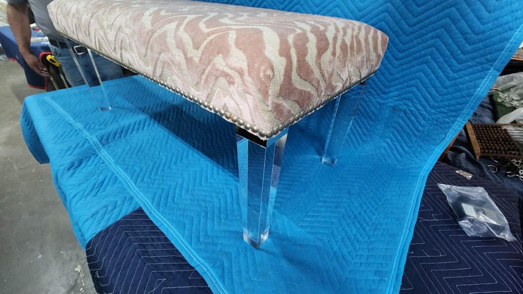 Banc rose masseur avec pieds en acrylique Bon état - En vente à Dallas, TX