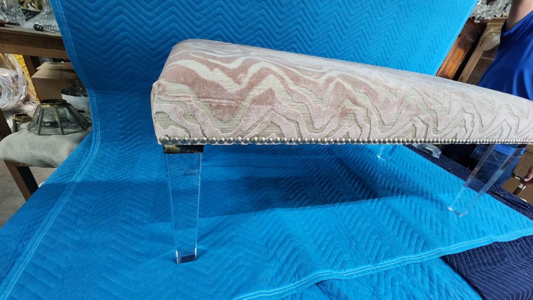 20ième siècle Banc rose masseur avec pieds en acrylique en vente