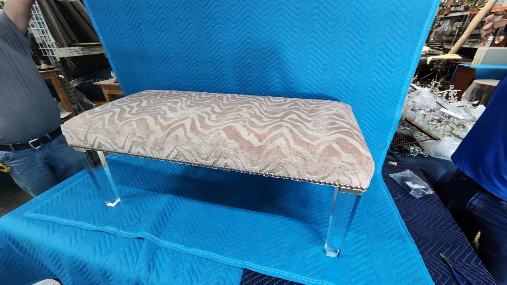 Banc rose masseur avec pieds en acrylique en vente 1