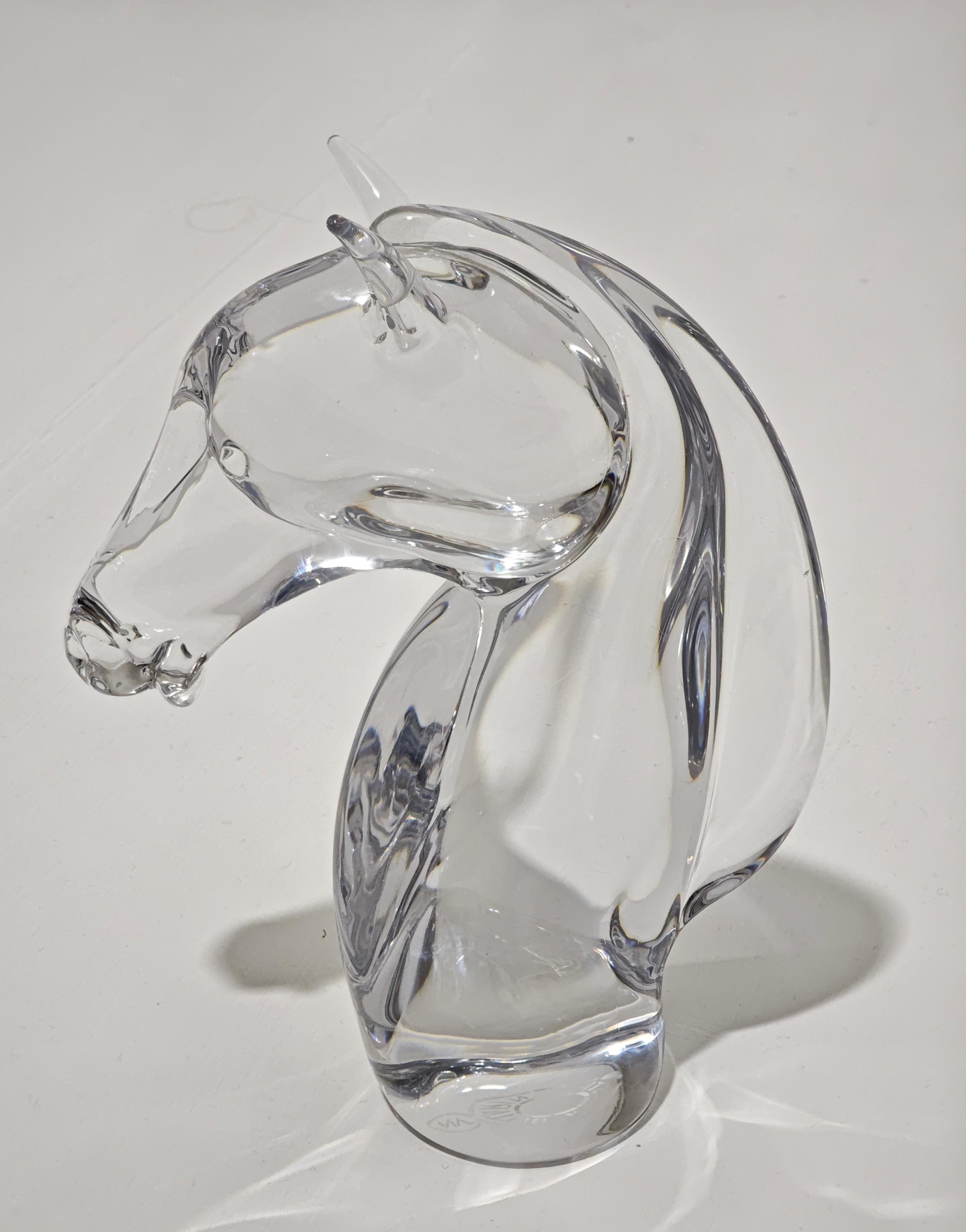 MAESTRO BALLARIN Fabricado en Murano, Italia, hacia 1980. Escultura de cristal de Murano transparente que representa la cabeza de un caballo. Firma en la base.  Por favor, mira atentamente el vídeo y las fotos, gracias.

Peso: 2.850 Kg

NOTA: