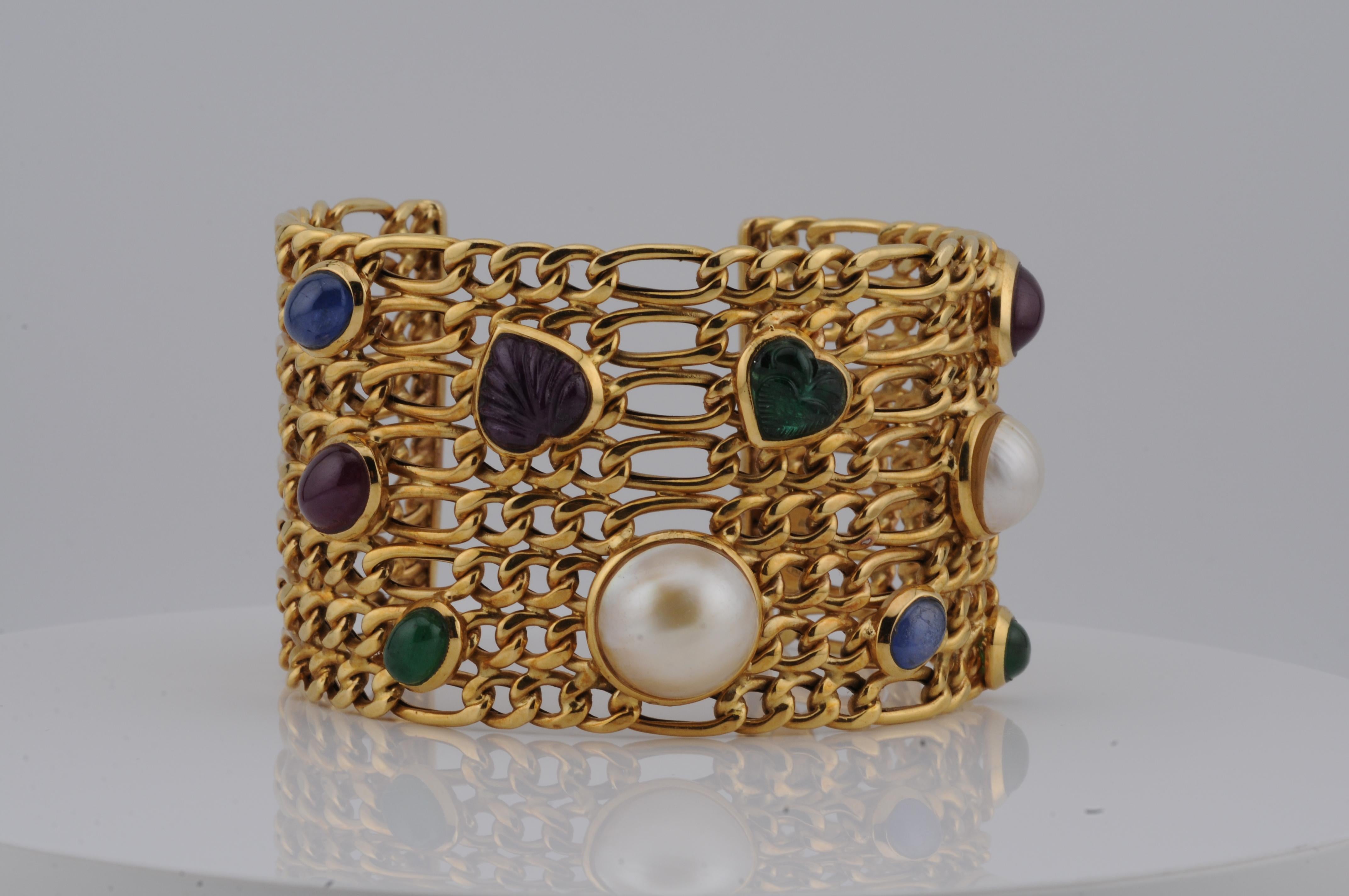 Bracelet Figaro italien en or jaune 750 (18k), réalisé en qualité d'artisan orfèvre. Serti de rubis, d'émeraudes, de saphirs taillés et de perles cabochon. Pesant 53 g, cette pièce est riche en détails et en caractère - une œuvre unique de