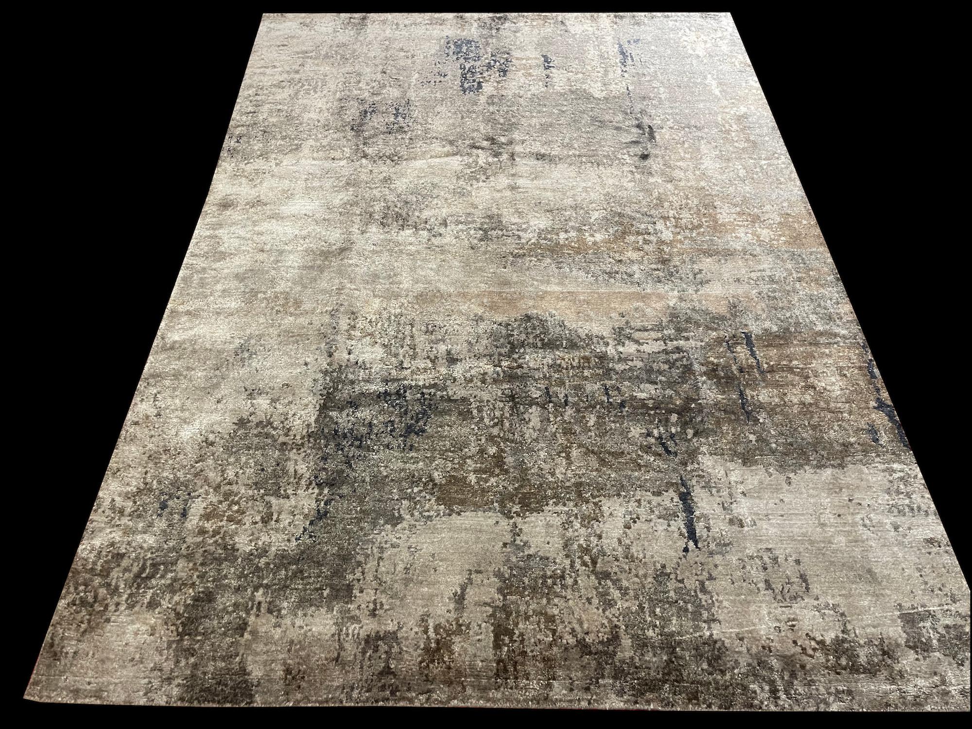 Dieser abstrakte Design Teppich hat die Nr.: JAY 8 und ist aus unserer Master-Loom Kollektion. Das Format ist 170cm x 240cm, handgeknüpft und besteht aus einer einzigartigen  Mischung aus hochwertiger Wolle und Bambus-Seide, deren natürlicher Glanz