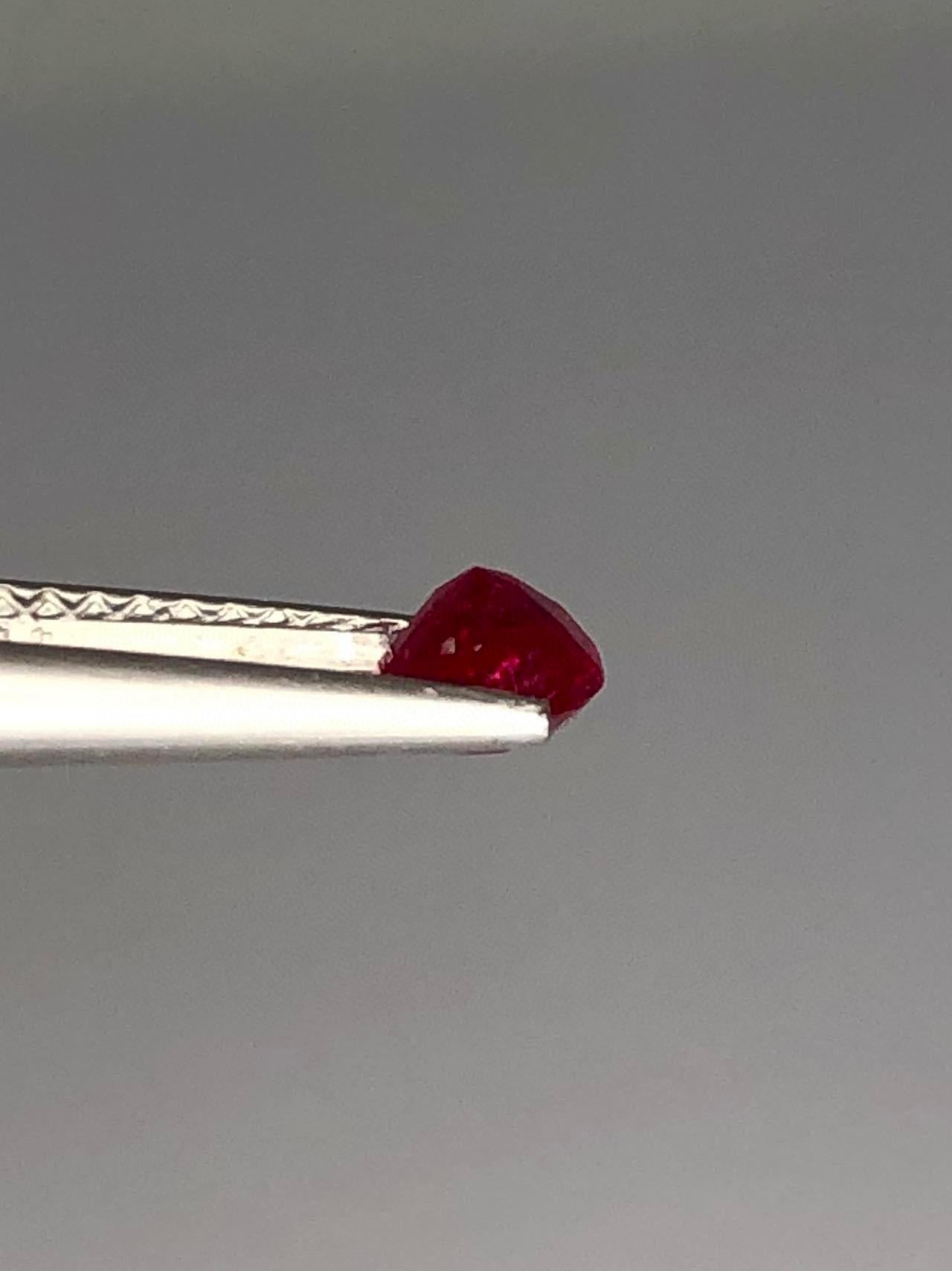 Rubí de Birmania natural sin calentar certificado GIA Color rojo vivo sangre de paloma 0,64 ct en venta 2