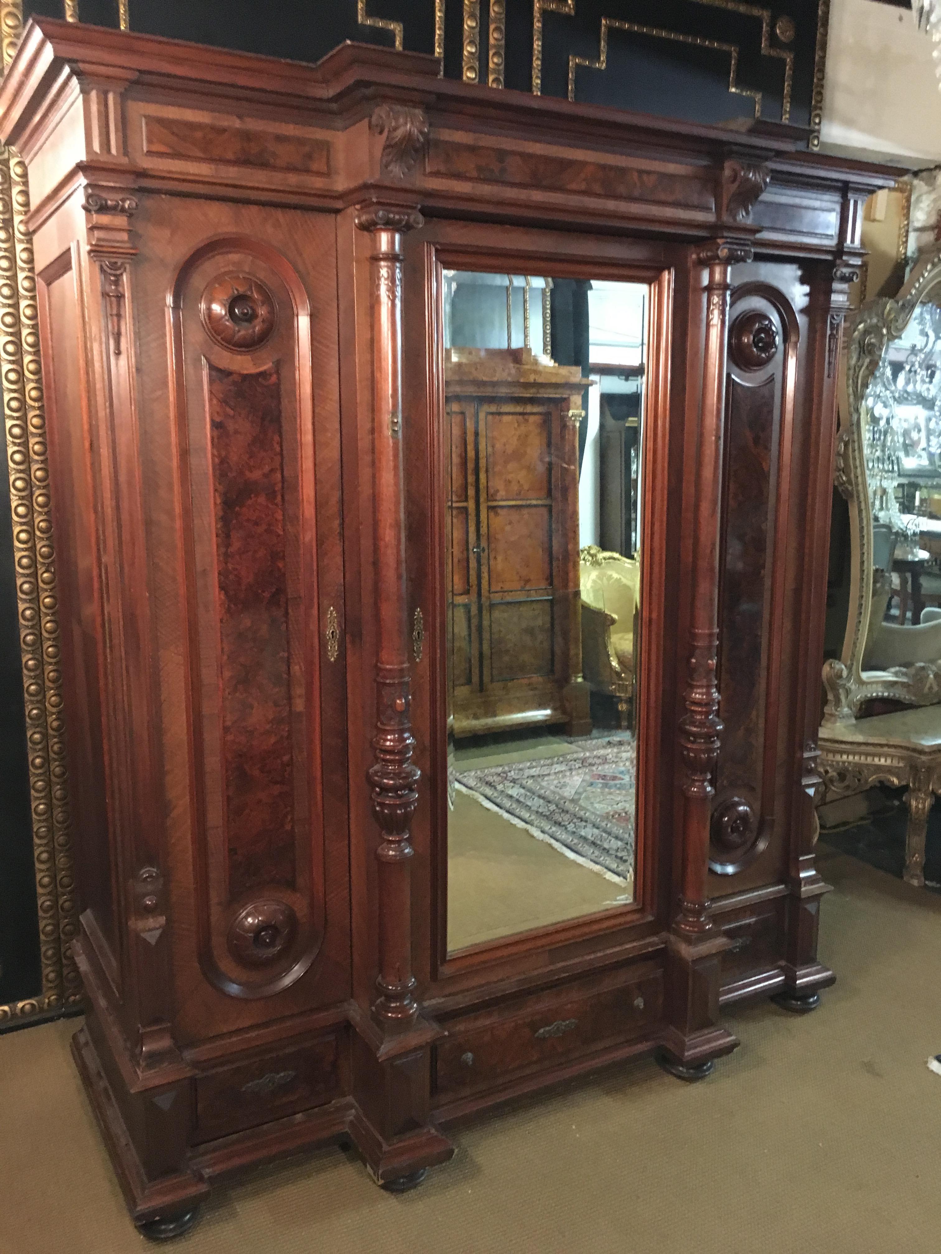 Masterpiece of solid oak and veneered root walnut.
The wardrobe is in very good condition. There is a mirror in the middle.
The wardrobe is equipped with very high quality carvings and columns.



 