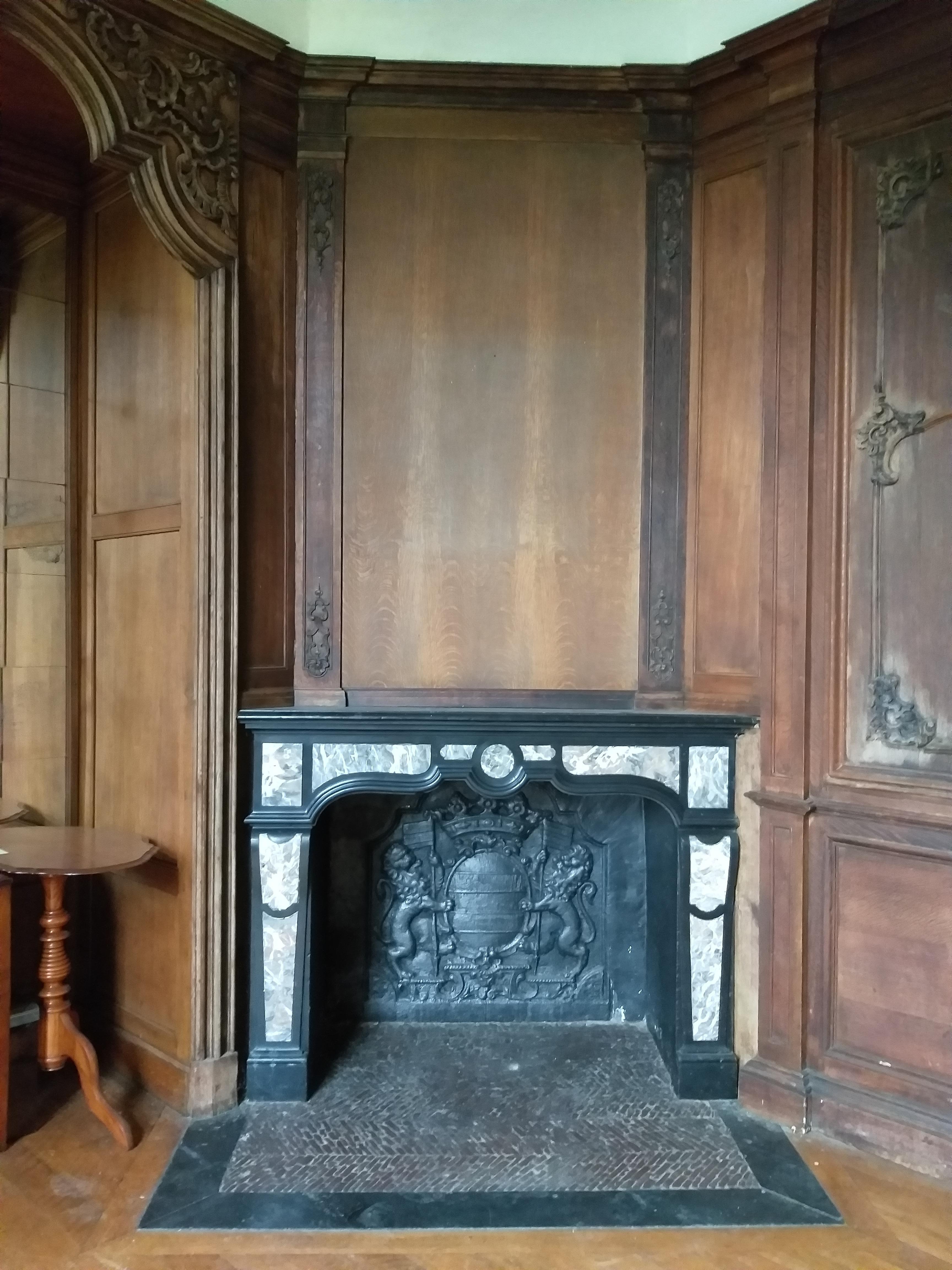 This complet, beautiful masterbed bedroom features finely carved oak wood-panelling with a build-in Belgian marble fireplace.
With a mirrored alcove, one window and a pair of beautiful doors. Extra doors from the same chateau can be