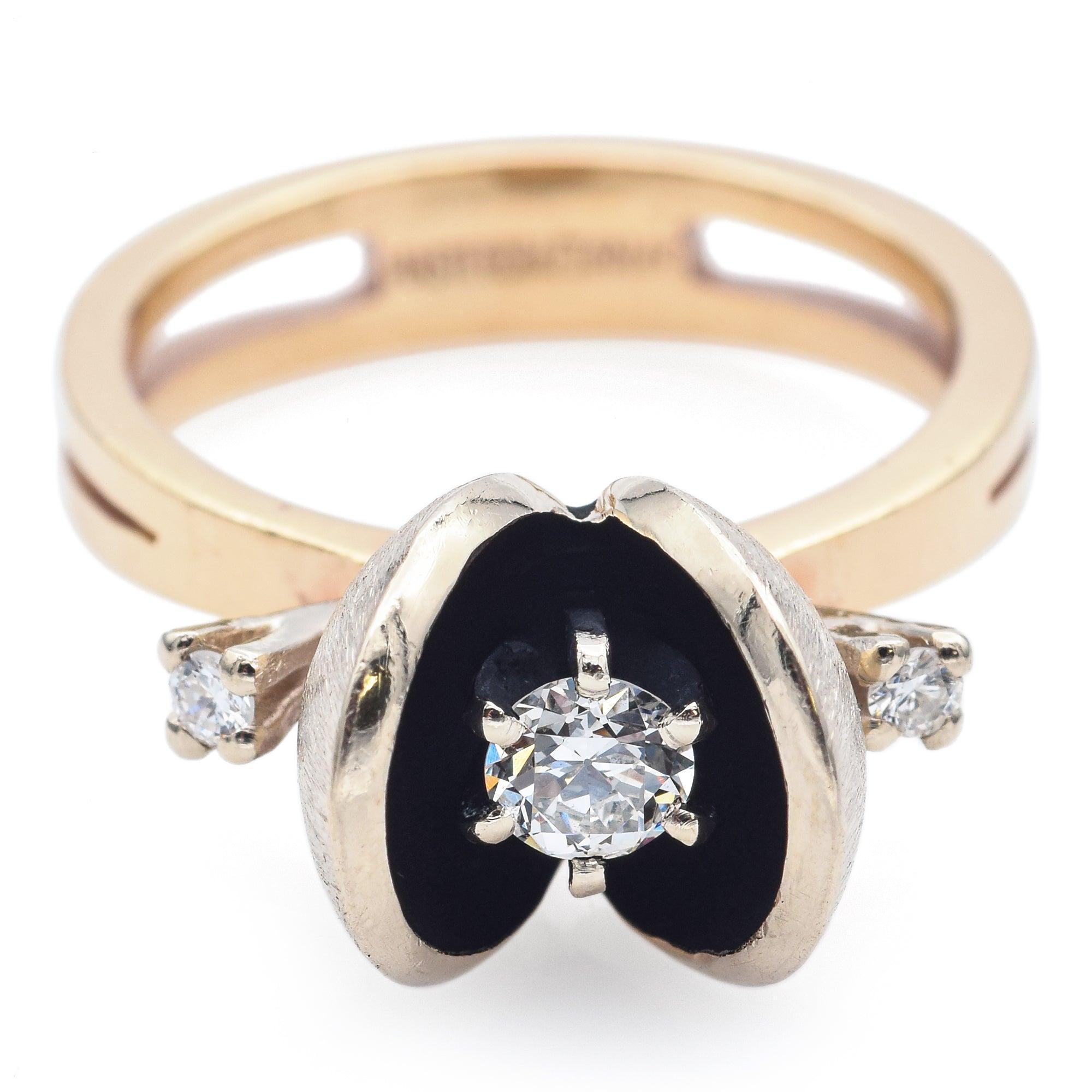 Peso: 6,2 gramos
Stone: Aprox. 0,29 TCW (0,04 tcw lateral y 0,25 ct central) I SI1 Diamantes Antiguos Euro
Cara del anillo: 15,8 x 10,0 x 11,0 mm
Tamaño: 6,25
Sello: Mastercraft 14K

ARTÍCULO Nº:BR-1044-090623-18