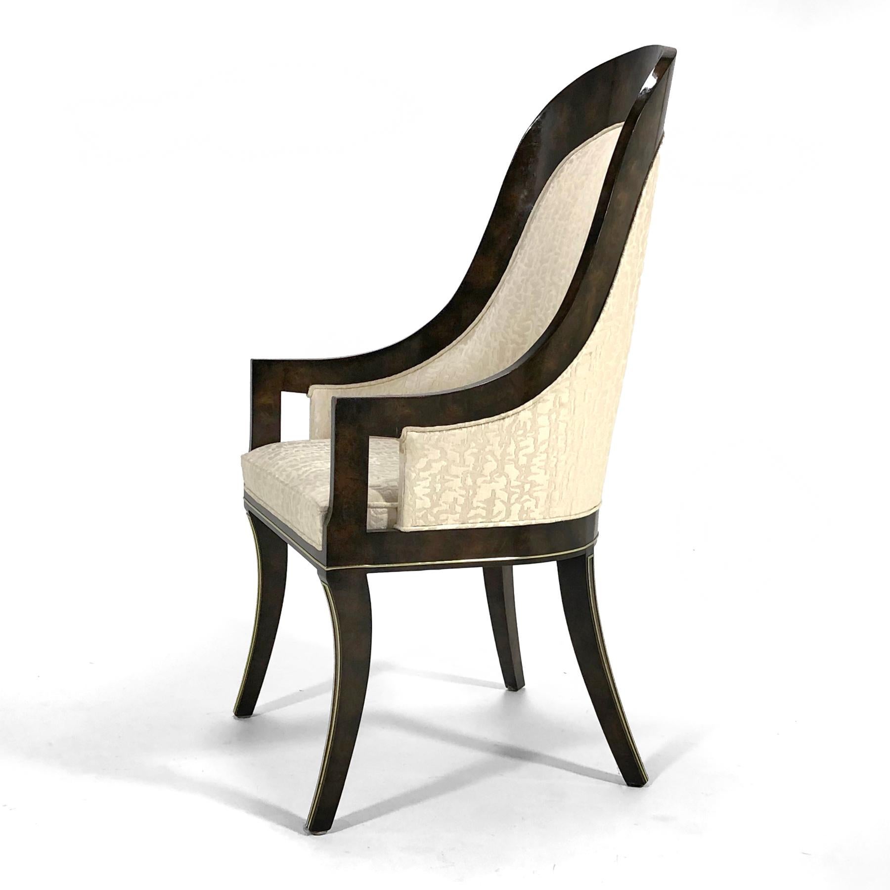 Conçues par William Doezema, ces élégantes chaises de salle à manger de Mastercraft sont dotées d'un cadre en bois d'amboine incrusté de détails en laiton. Il y a 2 fauteuils modèle 832, 4 chaises latérales modèle 831. 

Une table à manger assortie,