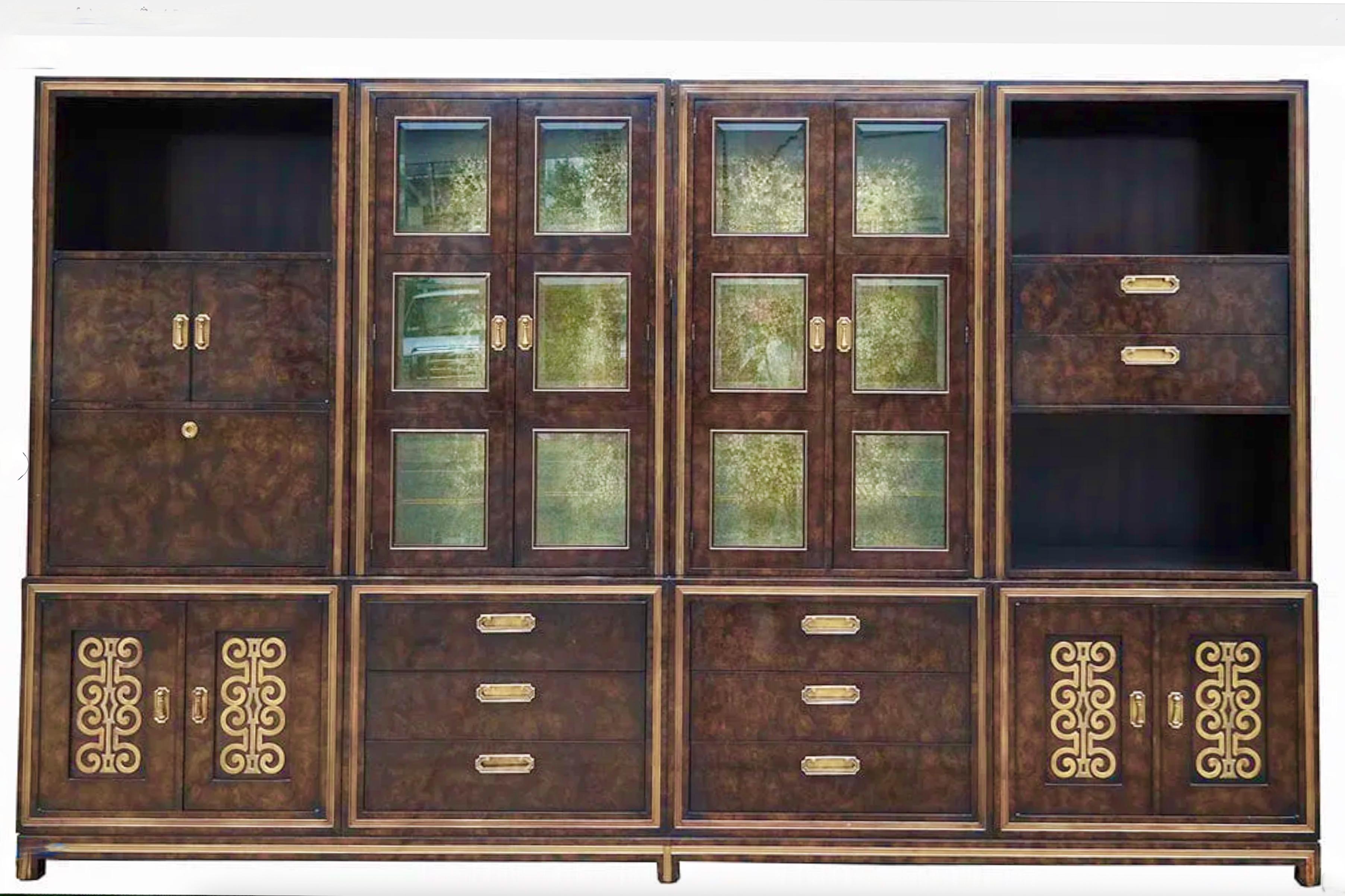 Parete attrezzata o breakfront Mastercraft in impiallacciatura amboyna burled con ferramenta in ottone e finiture d'accento. 
Nove pezzi.
Può essere utilizzata anche come credenza lunga senza gli elementi superiori. 
La credenza è composta da