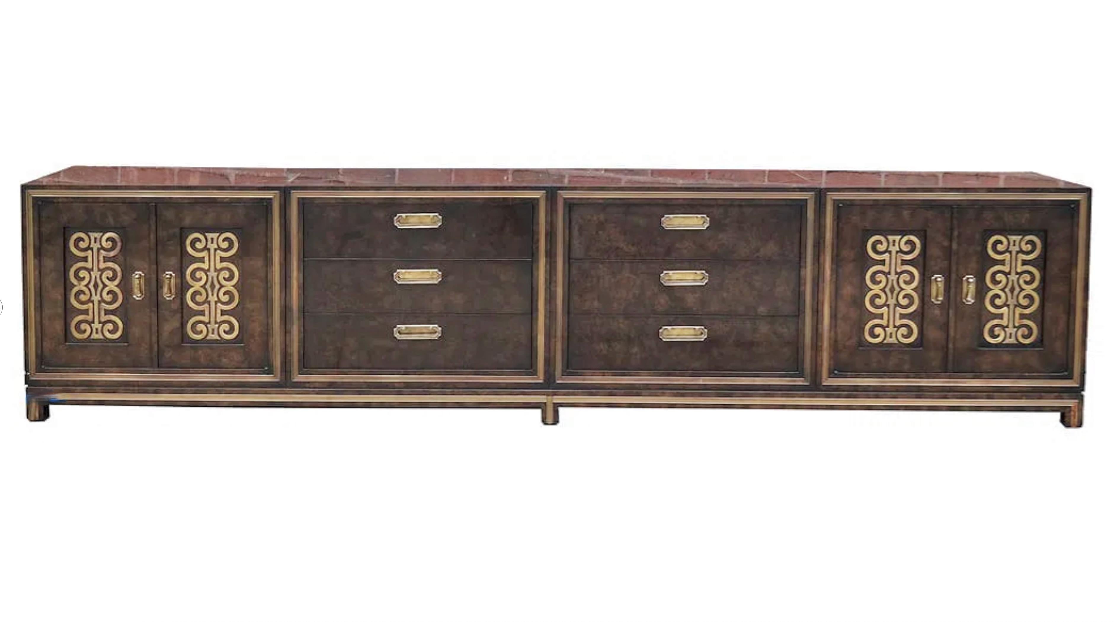 Mid-Century moderno Serie a parete Mastercraft Amboyna & Brass in vendita
