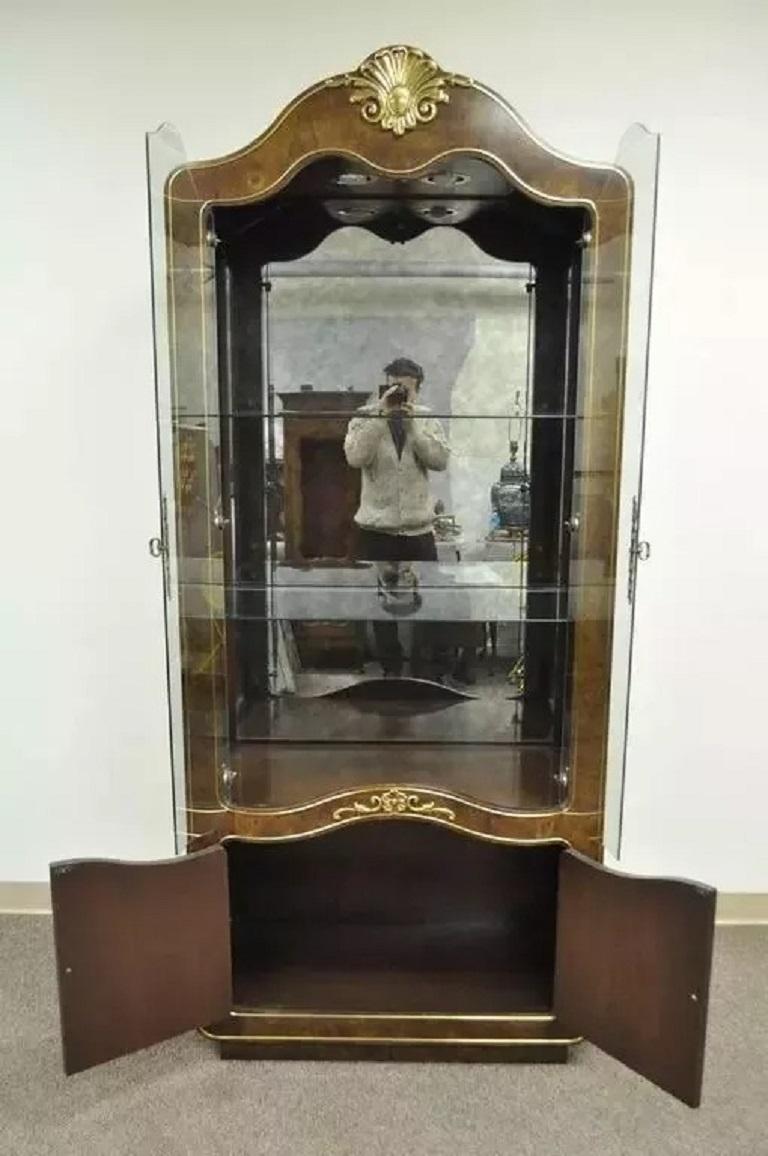 Mastercraft Amboyna Wurzelholz Französisch Hollywood Regency Curio Vitrinenschrank (Unbekannt) im Angebot
