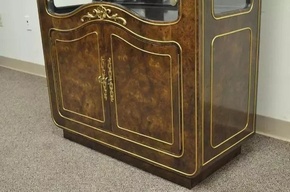 Mastercraft Amboyna Wurzelholz Französisch Hollywood Regency Curio Vitrinenschrank (20. Jahrhundert) im Angebot
