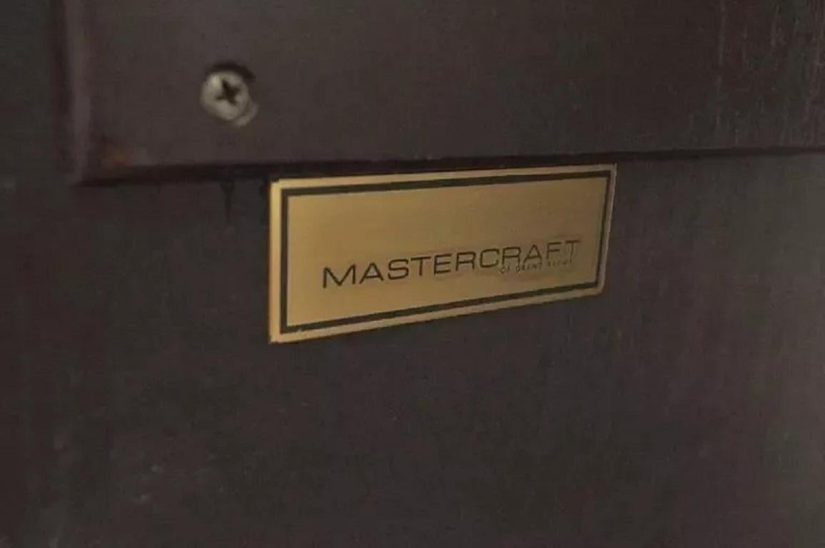 Mastercraft Amboyna Wurzelholz Französisch Hollywood Regency Curio Vitrinenschrank (Messing) im Angebot