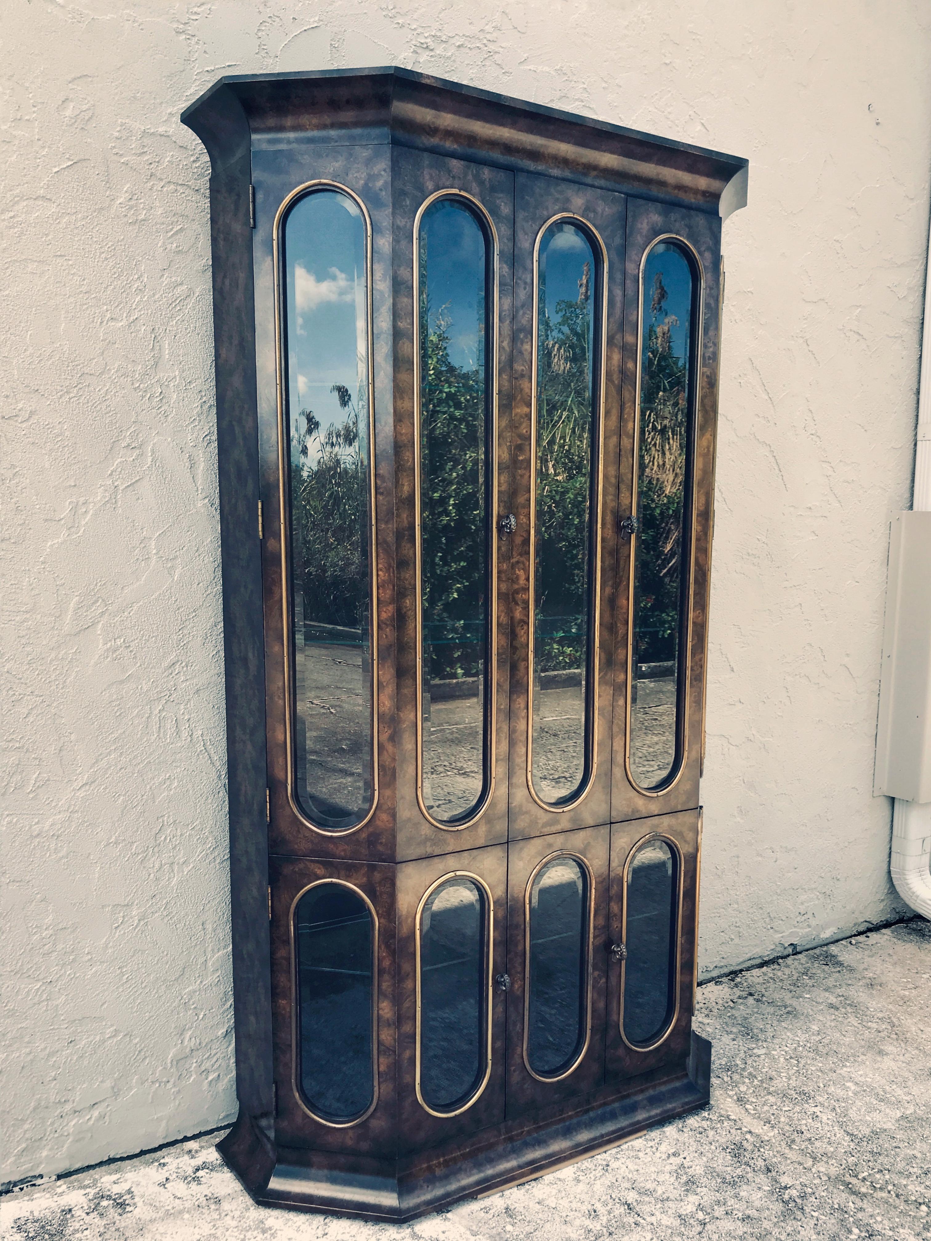 Mastercraft Amboyna Wood and Brass Breakfront/Bookcase im Zustand „Gut“ in West Palm Beach, FL