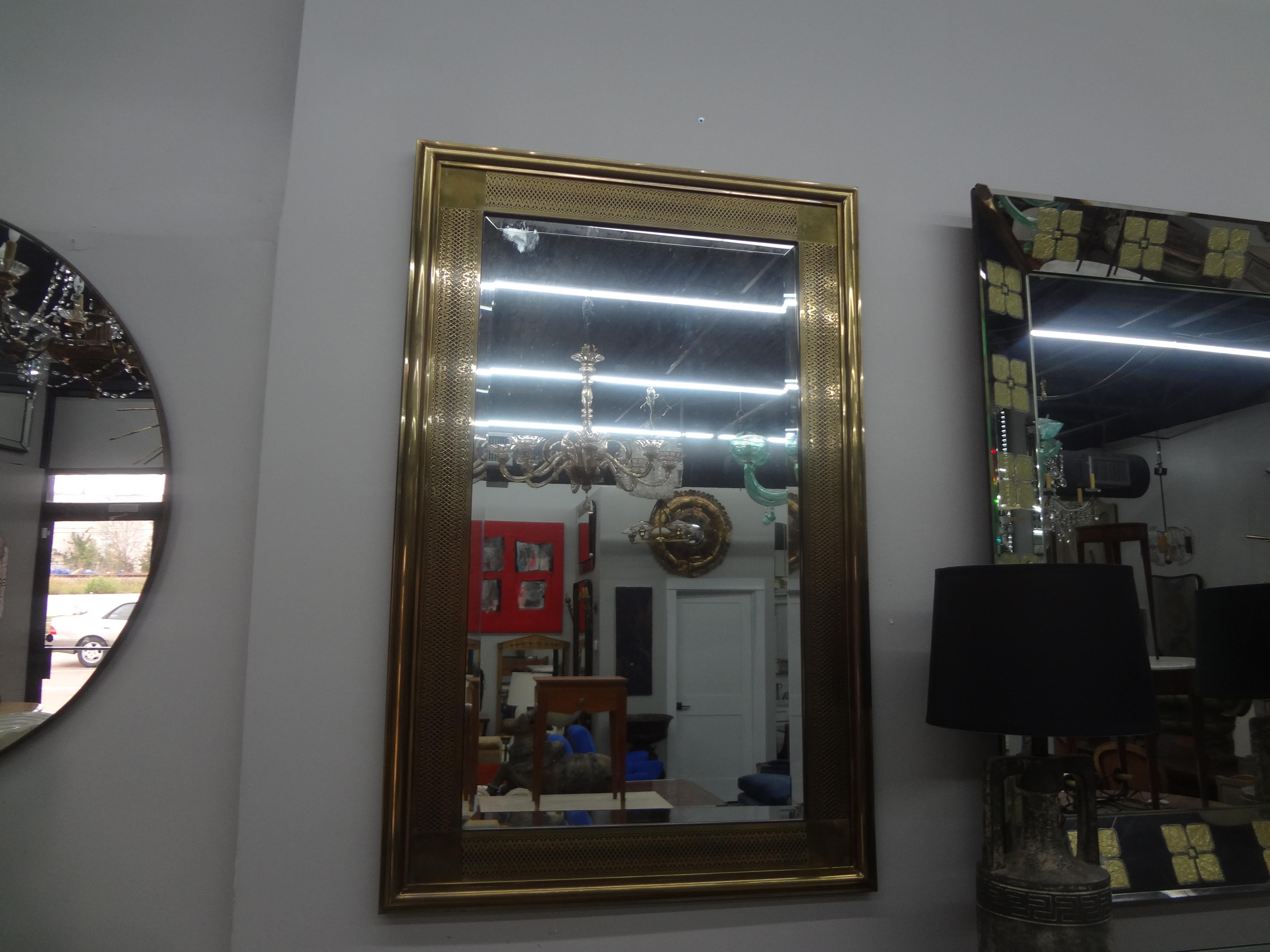 Mastercraft Arabesque Style Messing abgeschrägter Spiegel.
Dieser ungewöhnliche Hollywood-Regency-Spiegel aus Messing hat ein schönes Muster und kann in beide Richtungen aufgestellt werden.
Wunderschöne Patina!