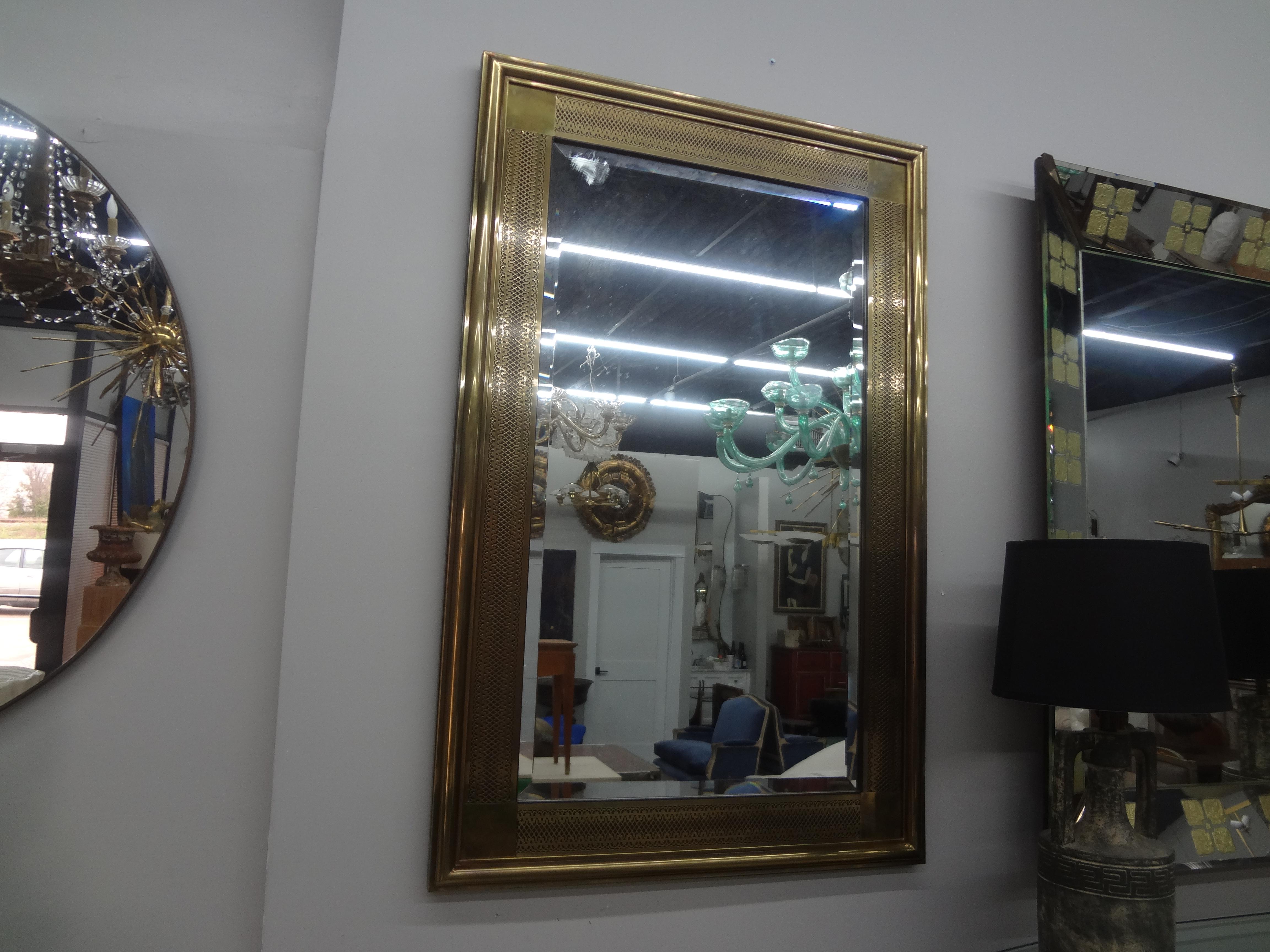 Laiton Miroir biseauté de style arabesque Mastercraft en vente