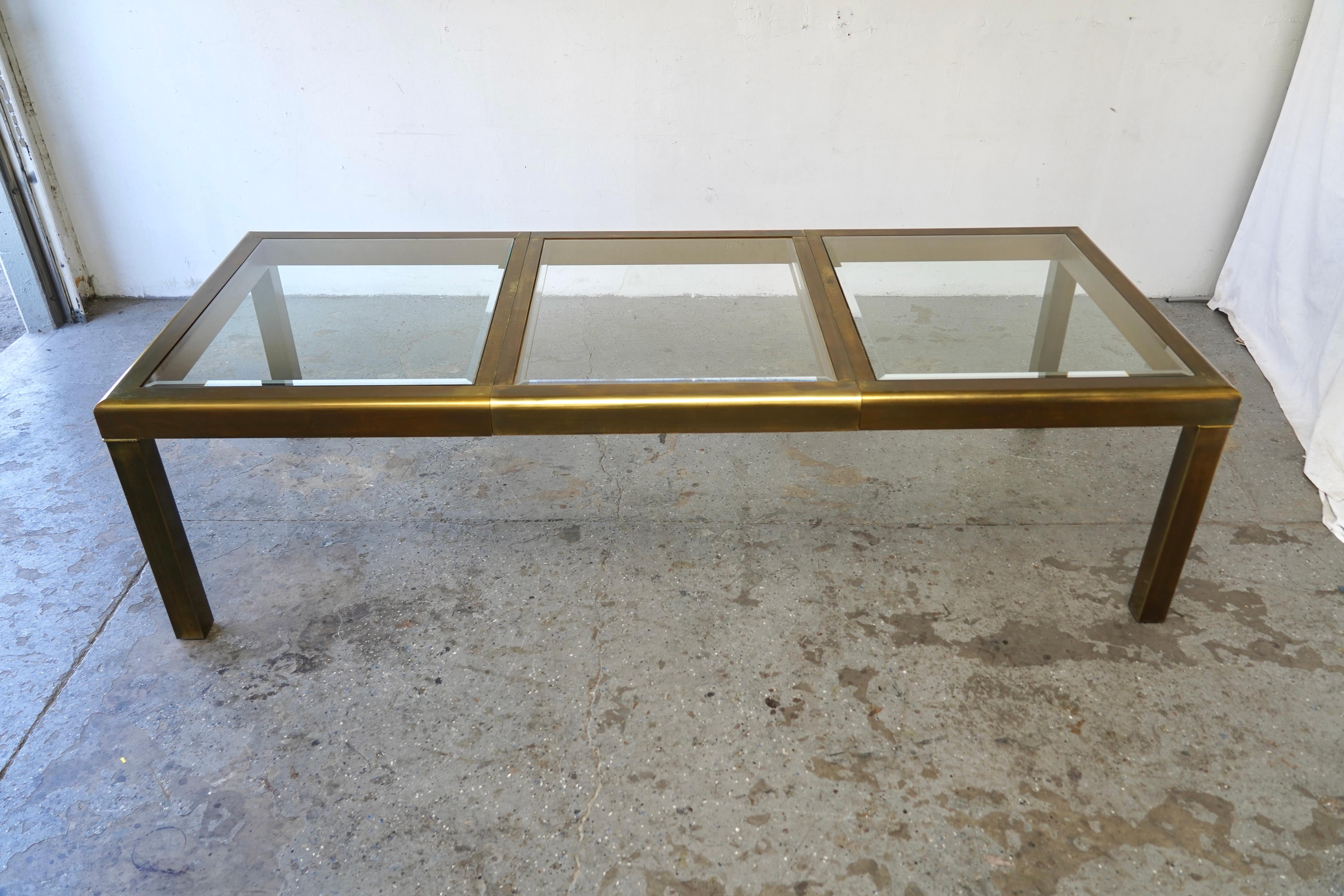 Table de salle à manger à rallonge en laiton et verre Mastercraft en vente 3