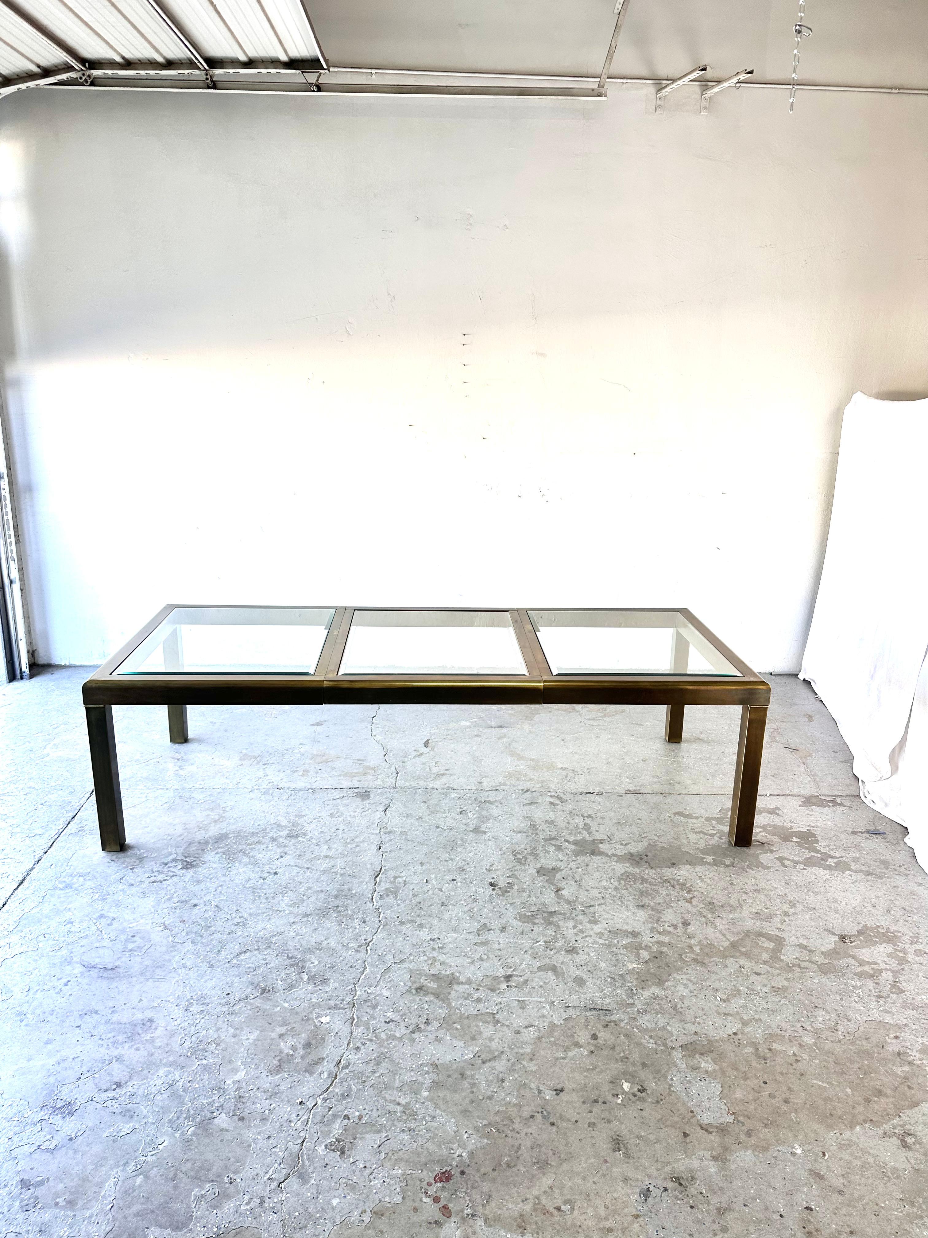 Mid-Century Modern Table de salle à manger à rallonge en laiton et verre Mastercraft en vente