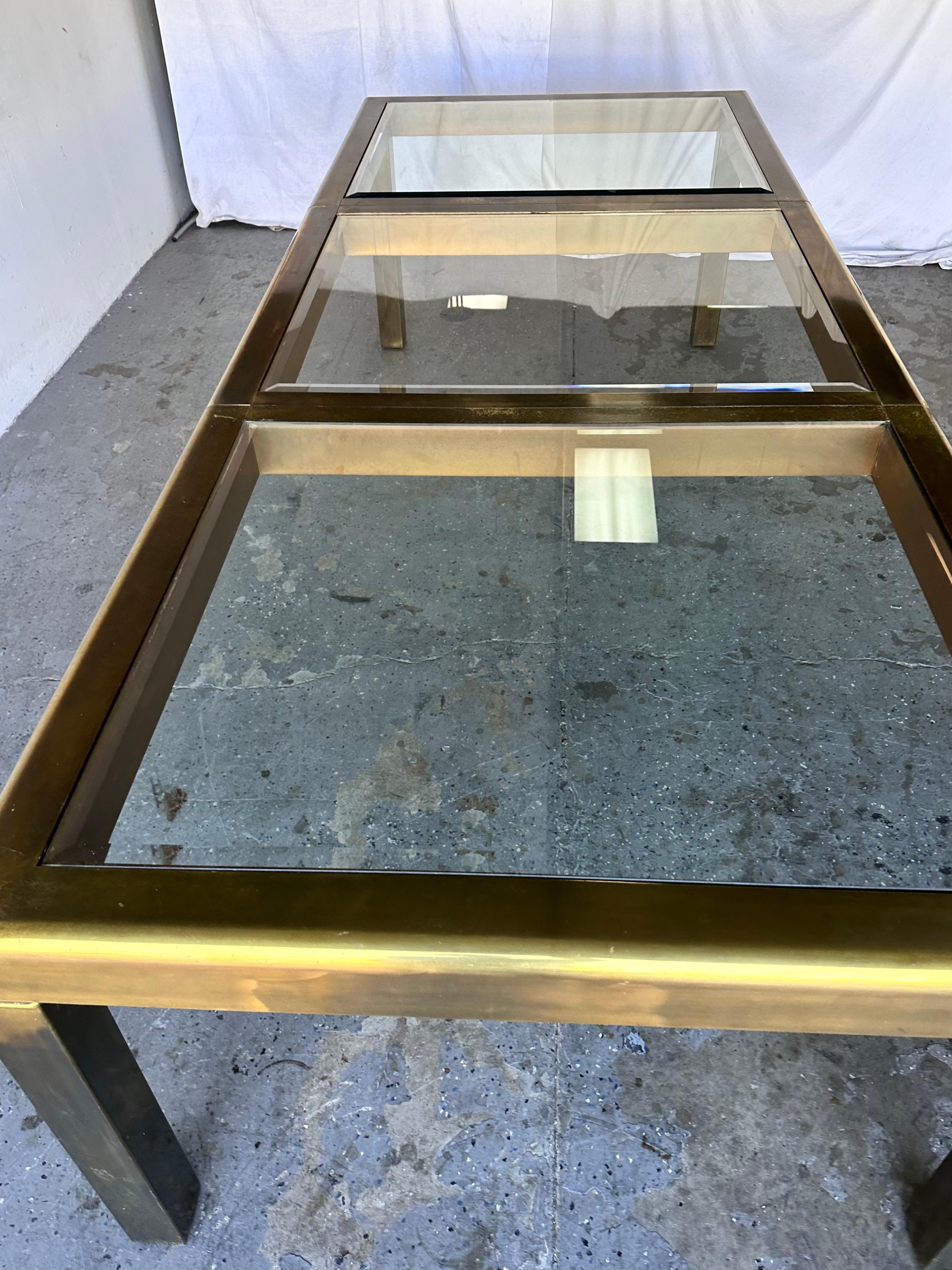 Américain Table de salle à manger à rallonge en laiton et verre Mastercraft en vente