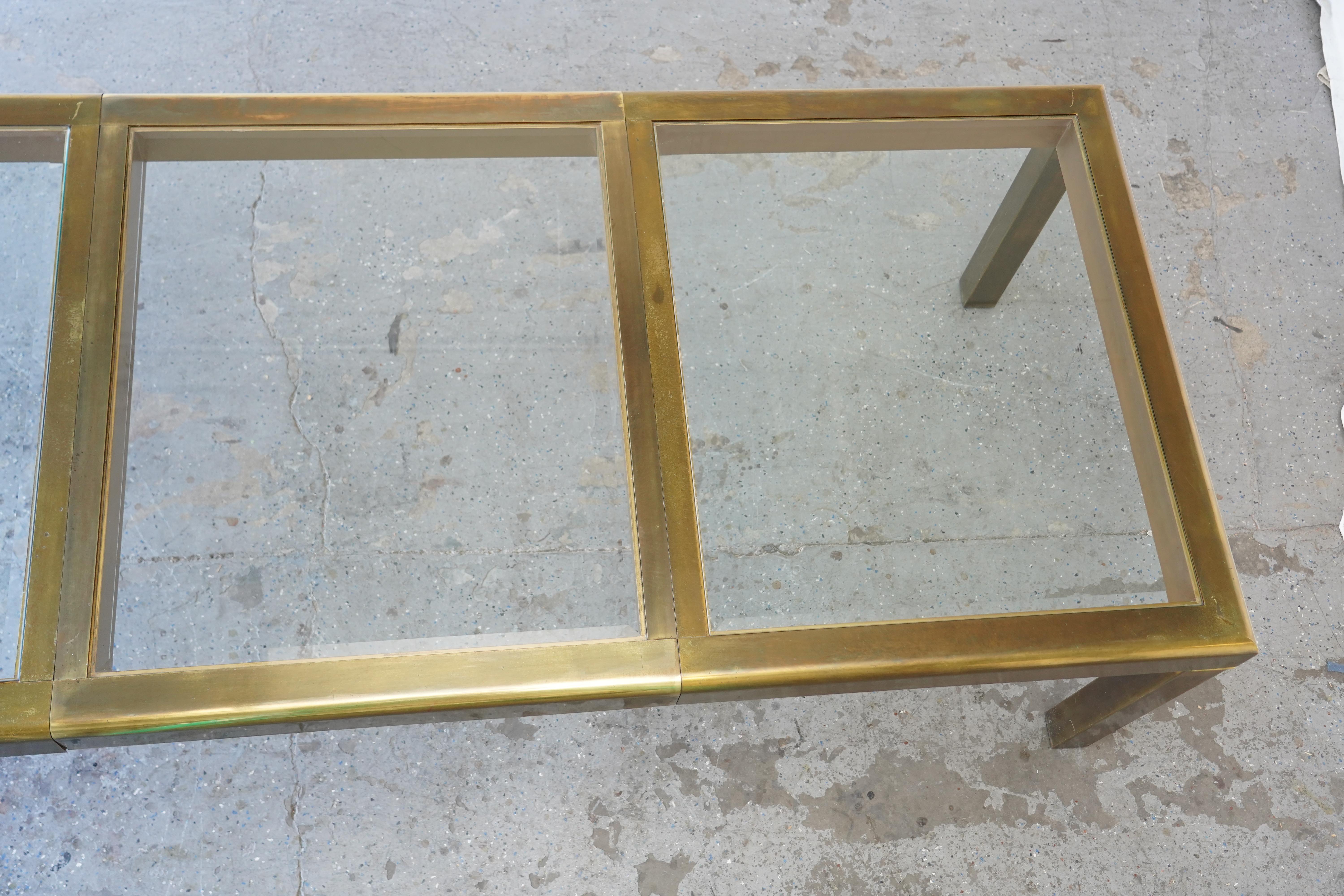 Fin du 20e siècle Table de salle à manger à rallonge en laiton et verre Mastercraft en vente