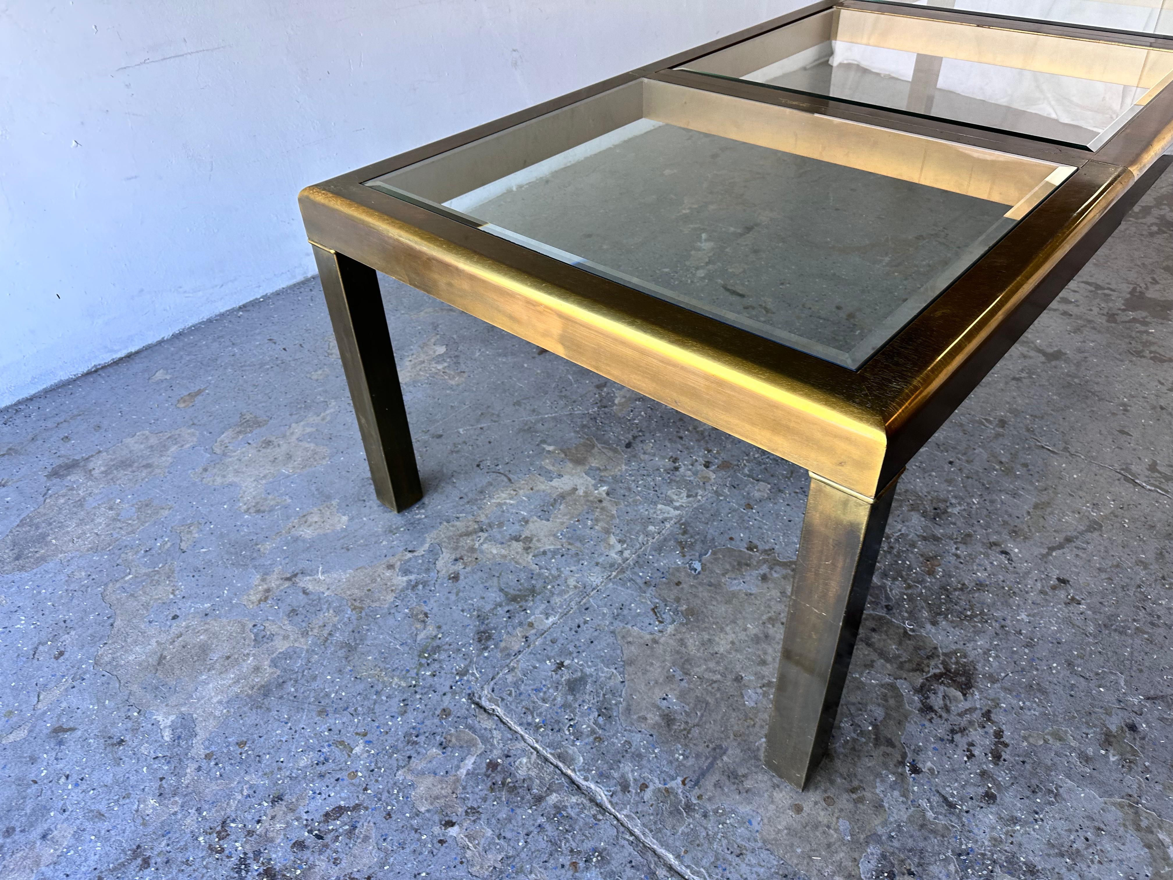 Laiton Table de salle à manger à rallonge en laiton et verre Mastercraft en vente