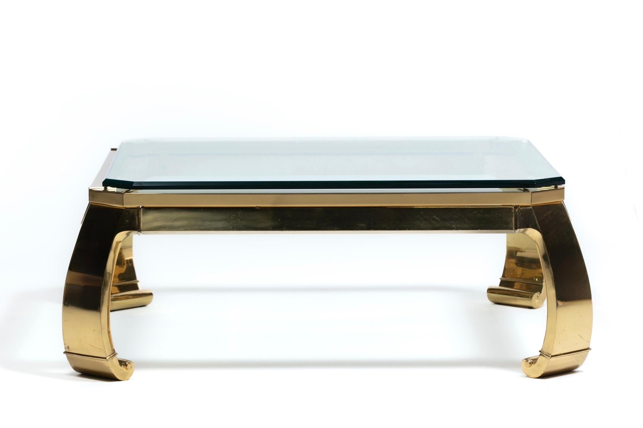 Hollywood Regency Table basse Ming en laiton et verre Mastercraft C.C. 1970 en vente