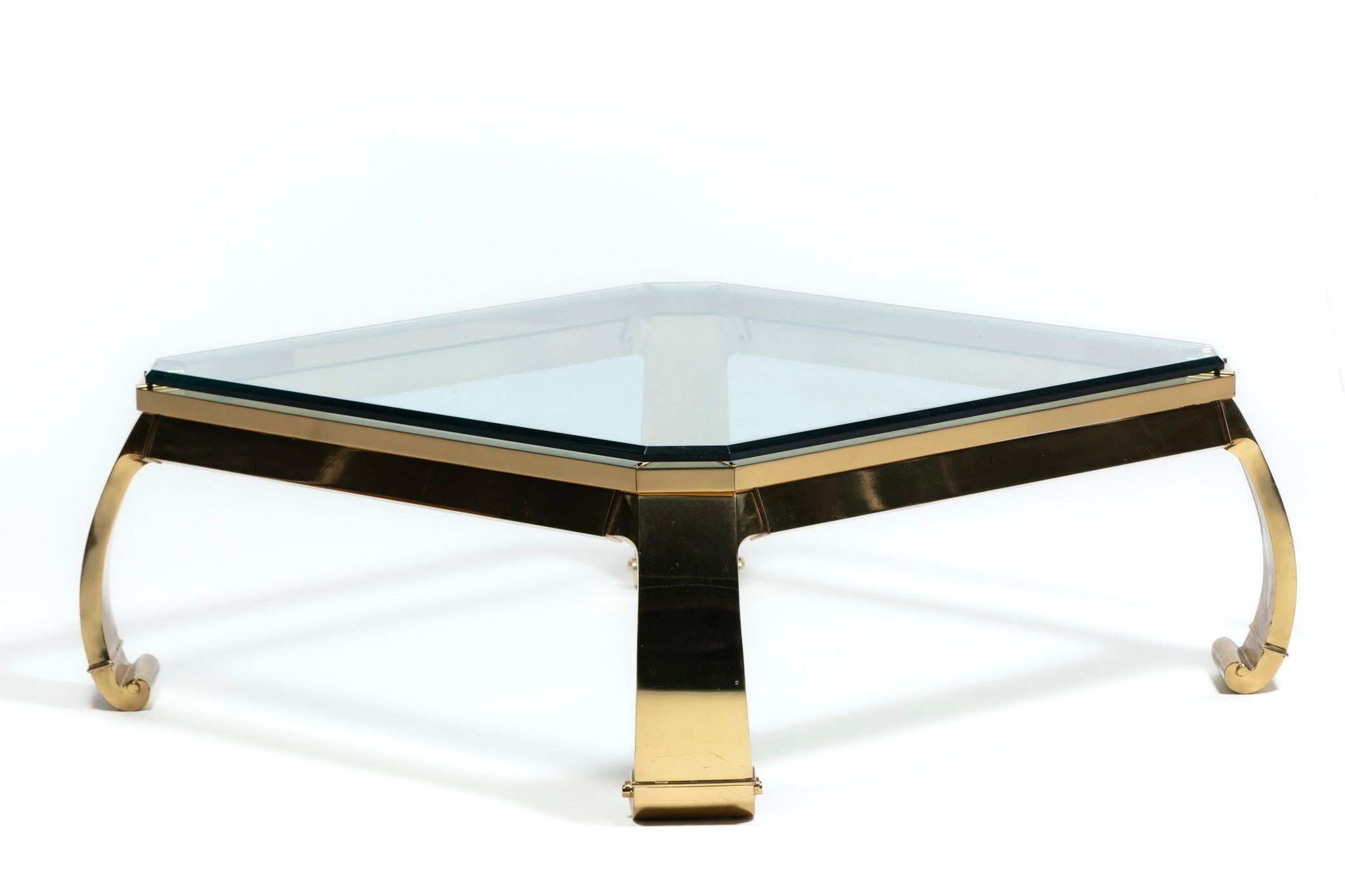 Américain Table basse Ming en laiton et verre Mastercraft C.C. 1970 en vente