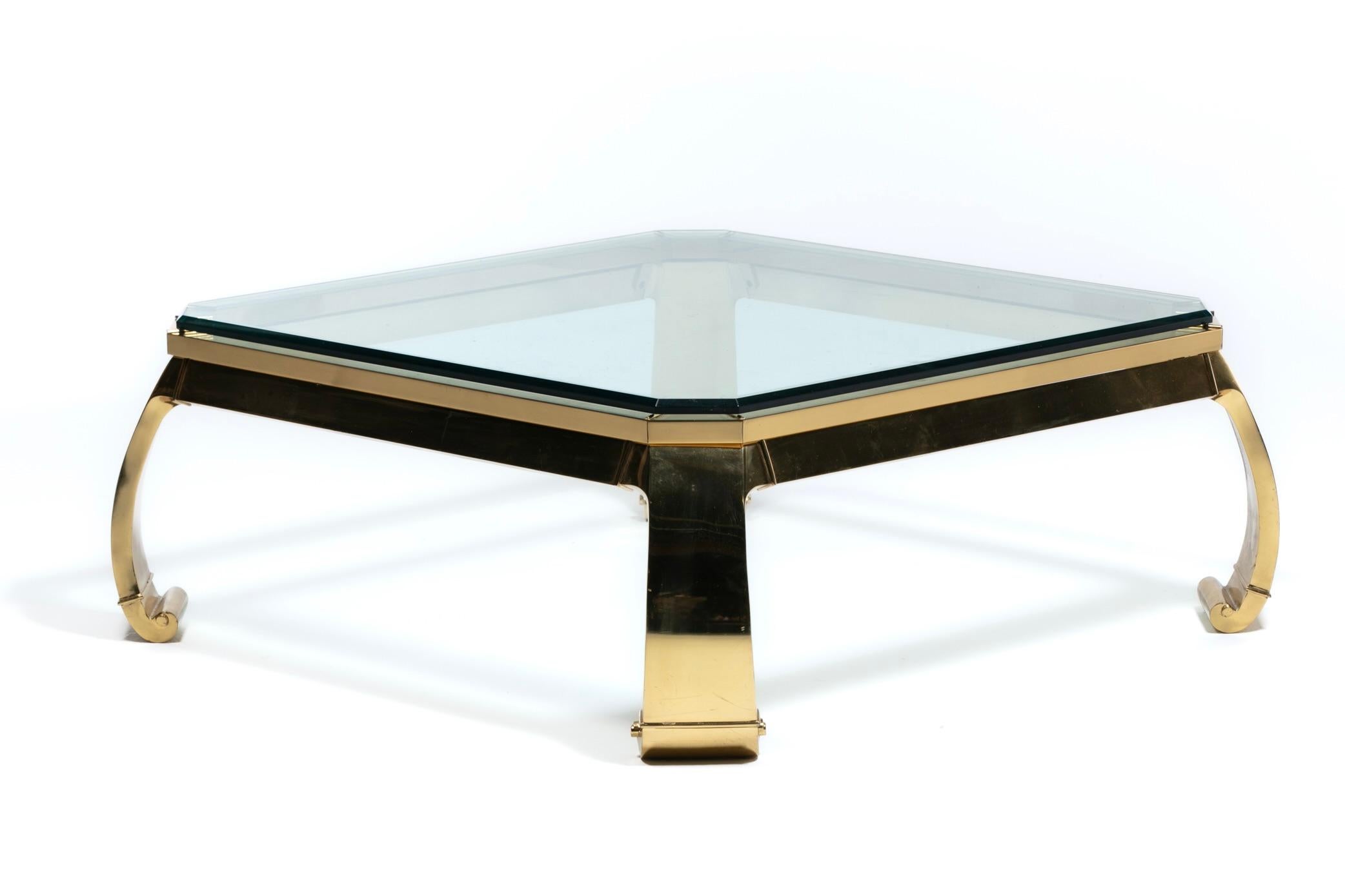 Trempé Table basse Ming en laiton et verre Mastercraft C.C. 1970 en vente