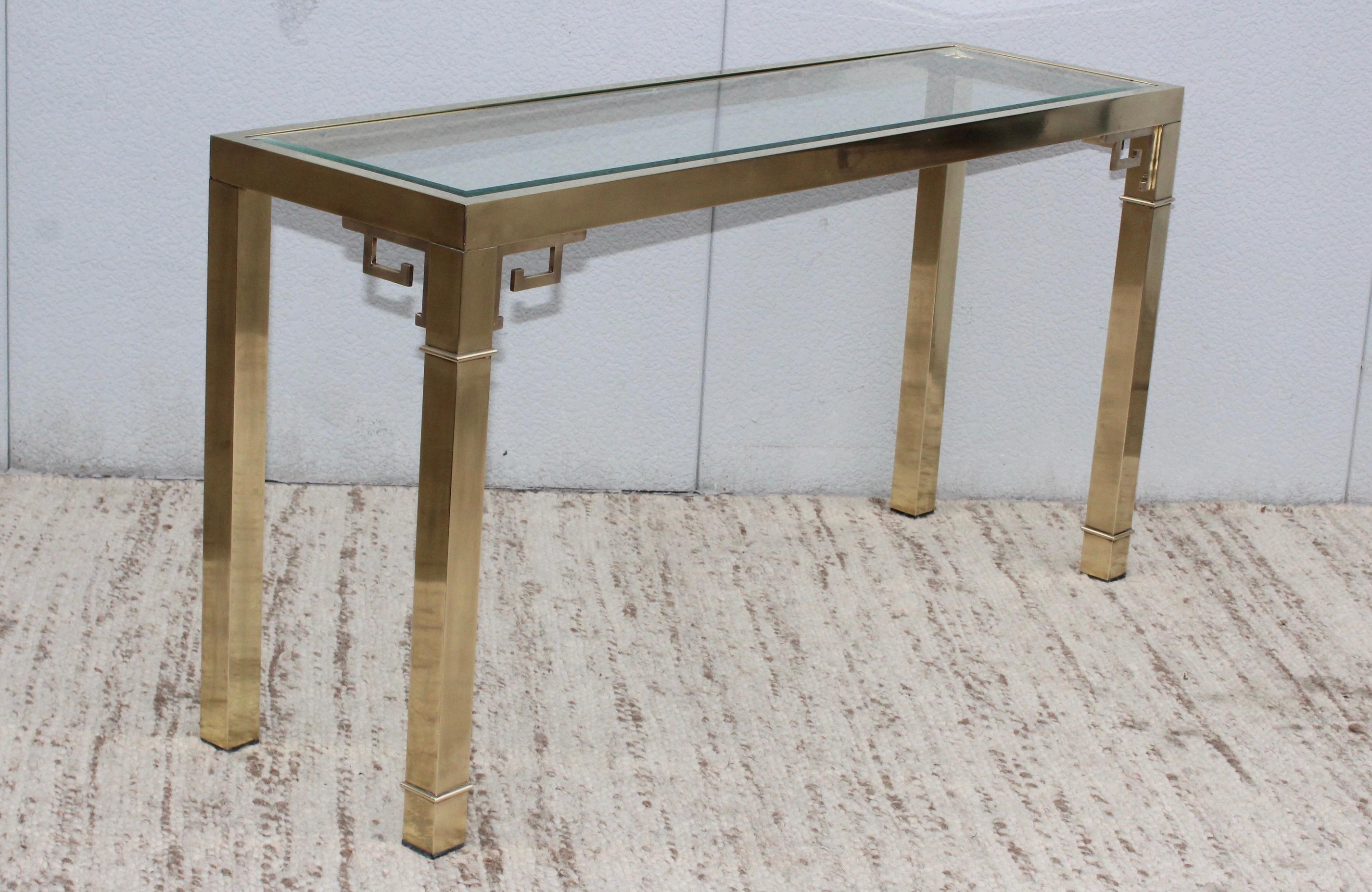 1970s modern Greek key brass console by Mastercraft, the console have been gently hand polished, there is minor wear and patina to the brass. it retain the original 