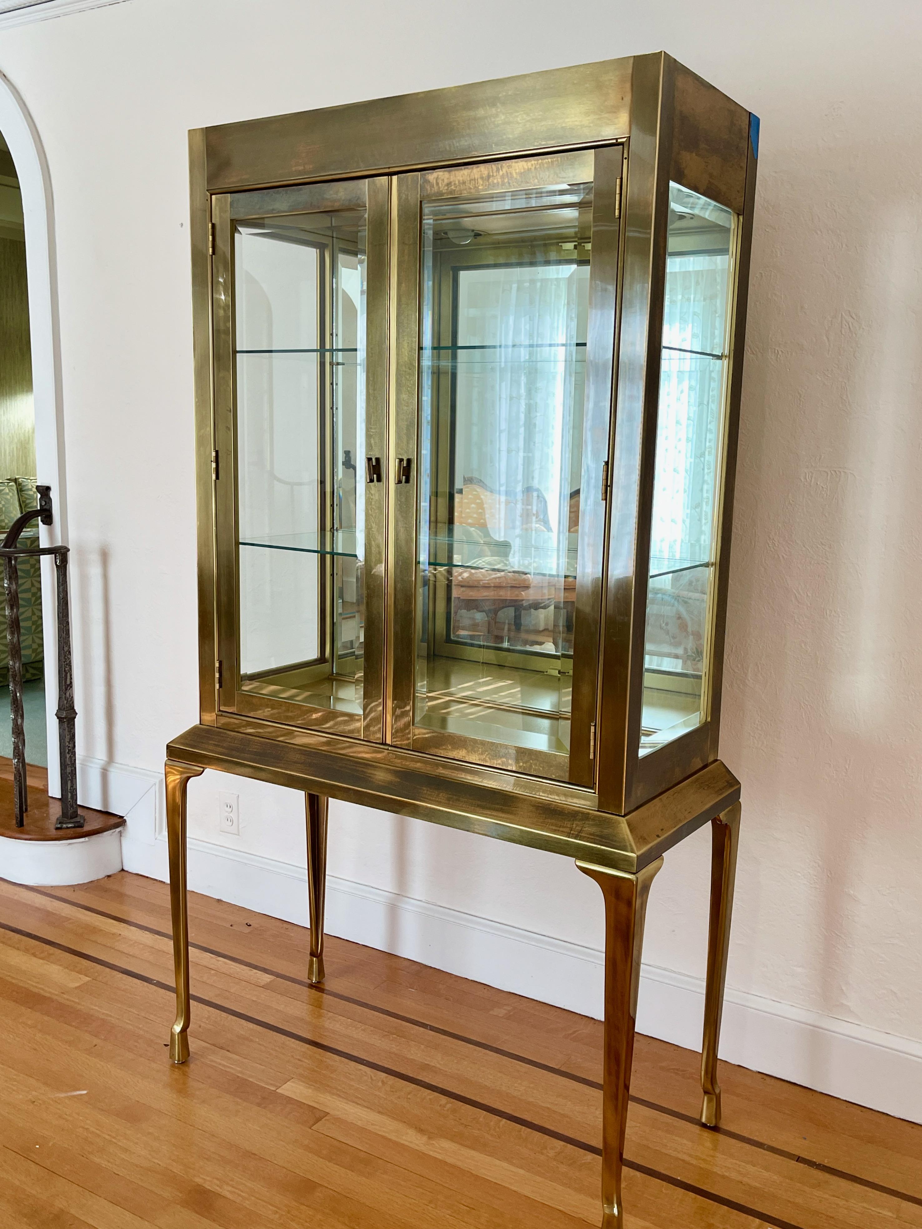 Mastercraft Brass Display Cabinet Vitrine on Four Tall Brass Legs In Good Condition In Hanover, MA