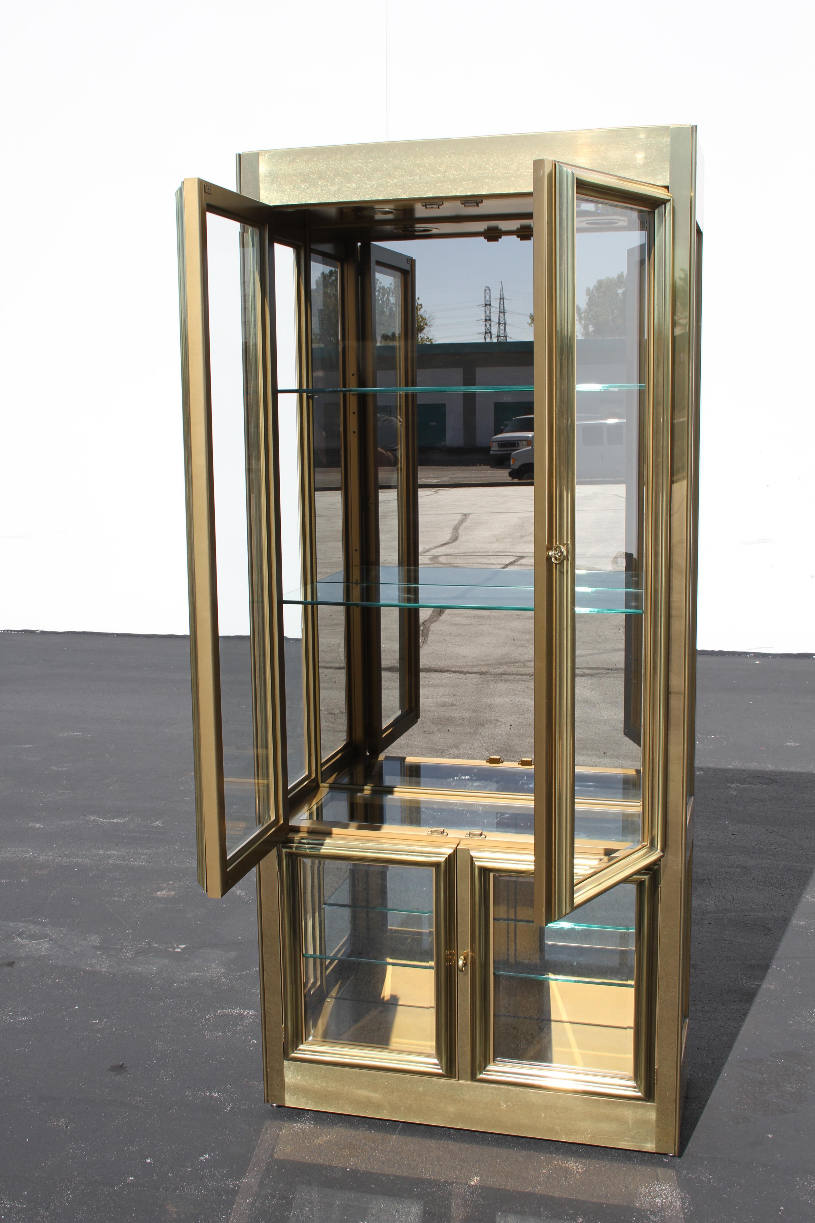Mastercraft Brass Display or Vitrine, circa 1970s In Good Condition In St. Louis, MO