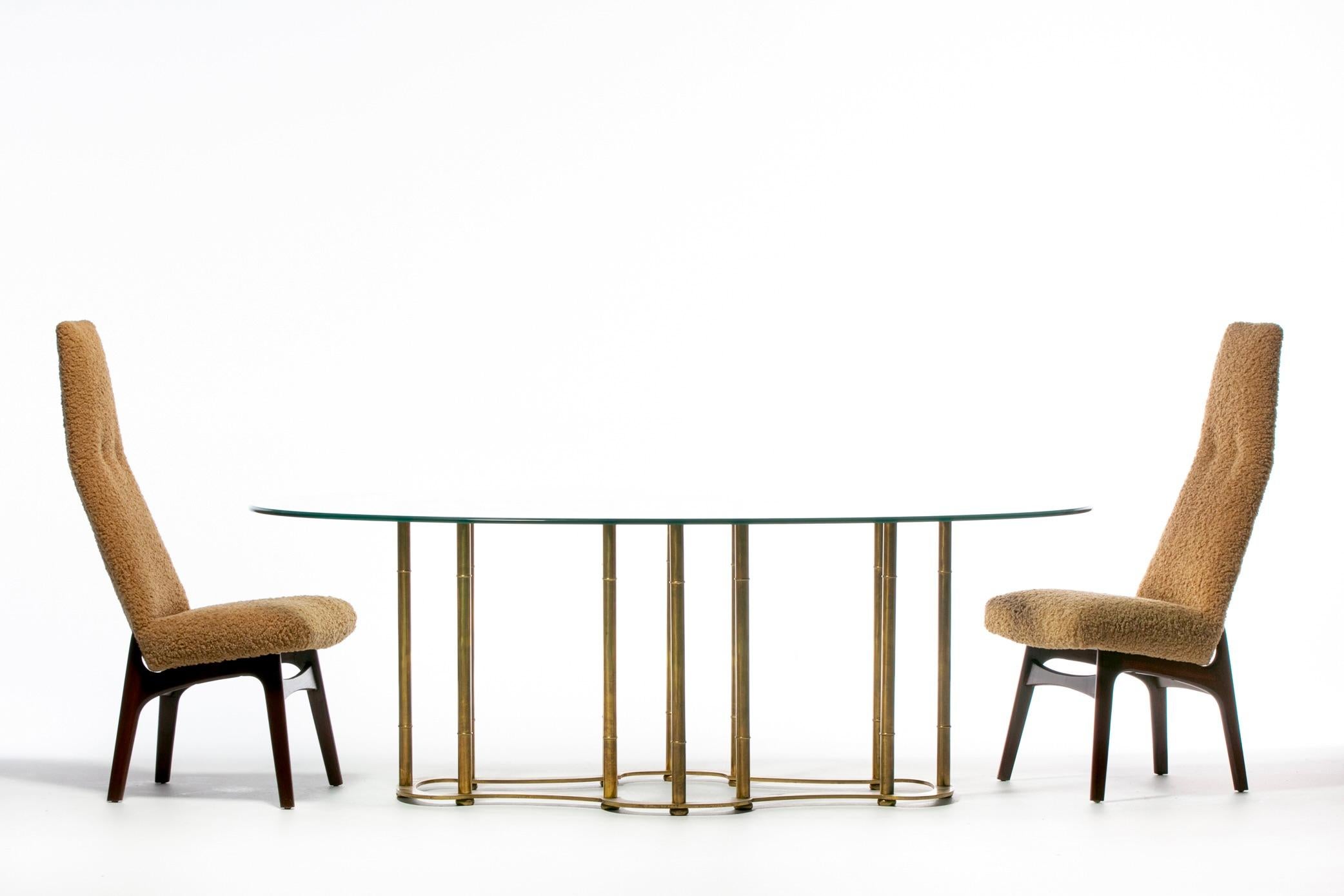 Preciosa mesa de comedor Mastercraft Hollywood Regency de los años 70, de latón imitación bambú, patinada. Una característica única de este estilo Mastercraft es la ilusión de ligereza. Aunque su construcción de latón de alta calidad y su pesada