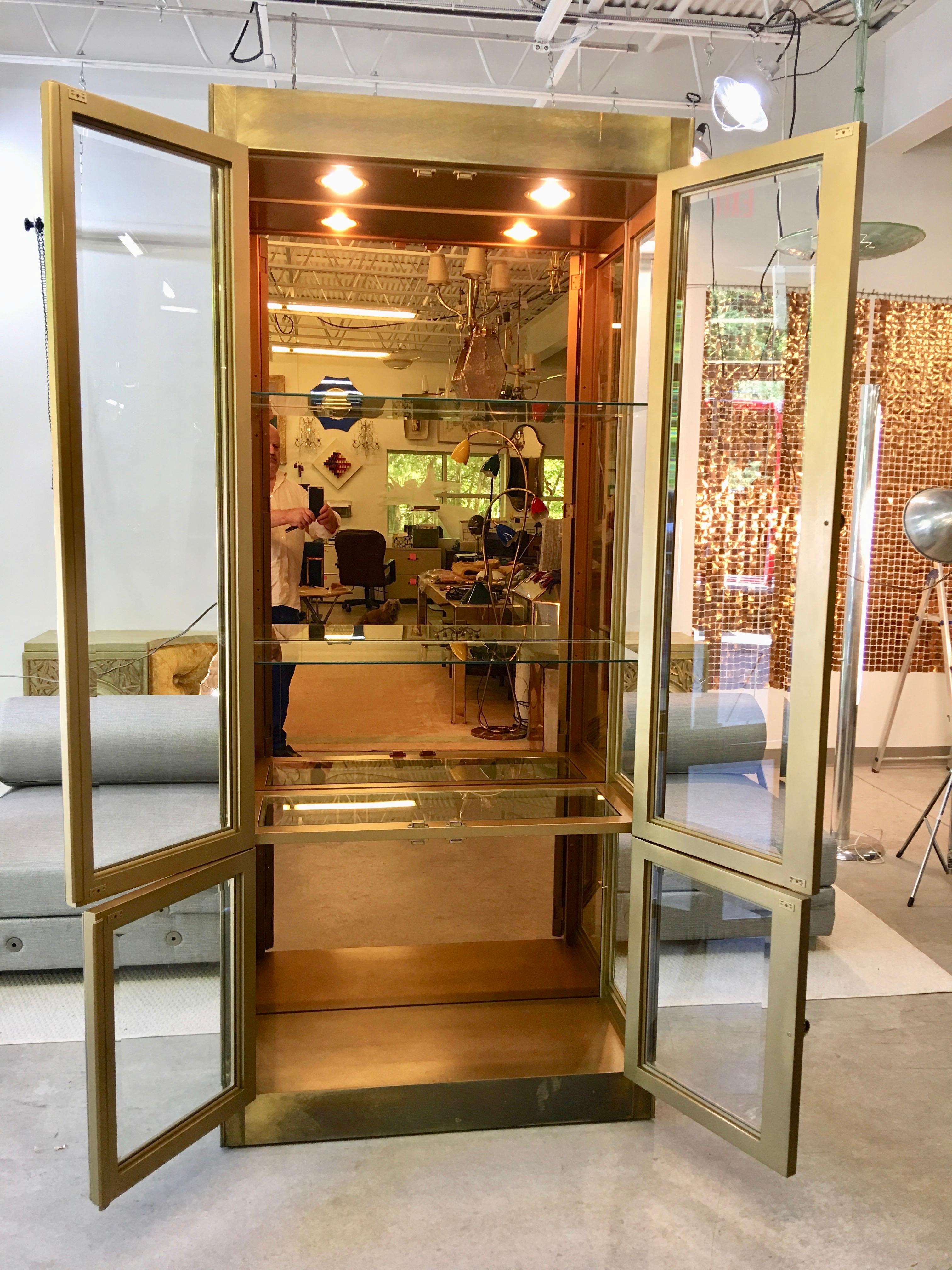 Mastercraft Brass & Glass Vitrine In Good Condition For Sale In Hanover, MA