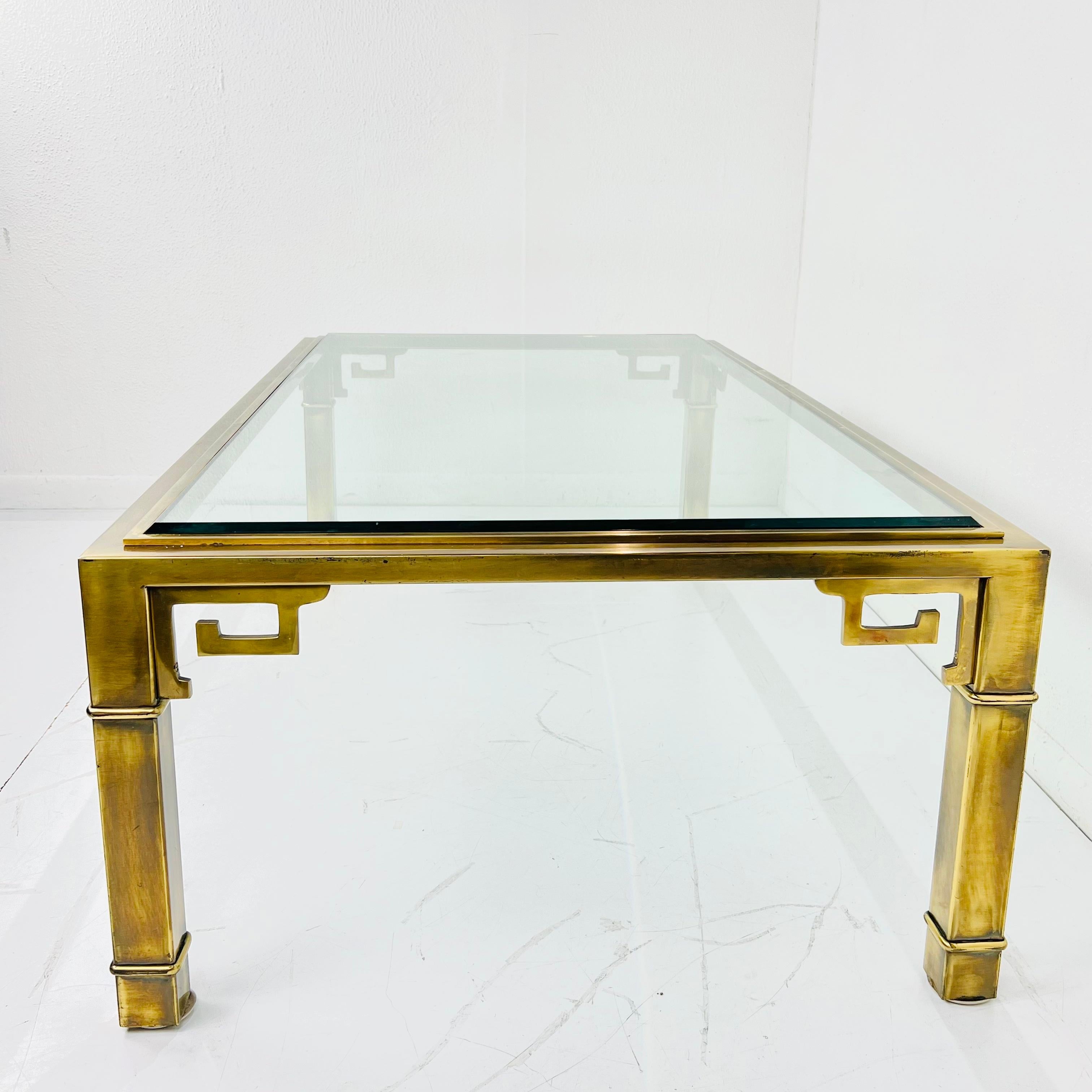 Mid-Century Modern Table basse rectangulaire en laiton avec clé grecque Mastercraft
