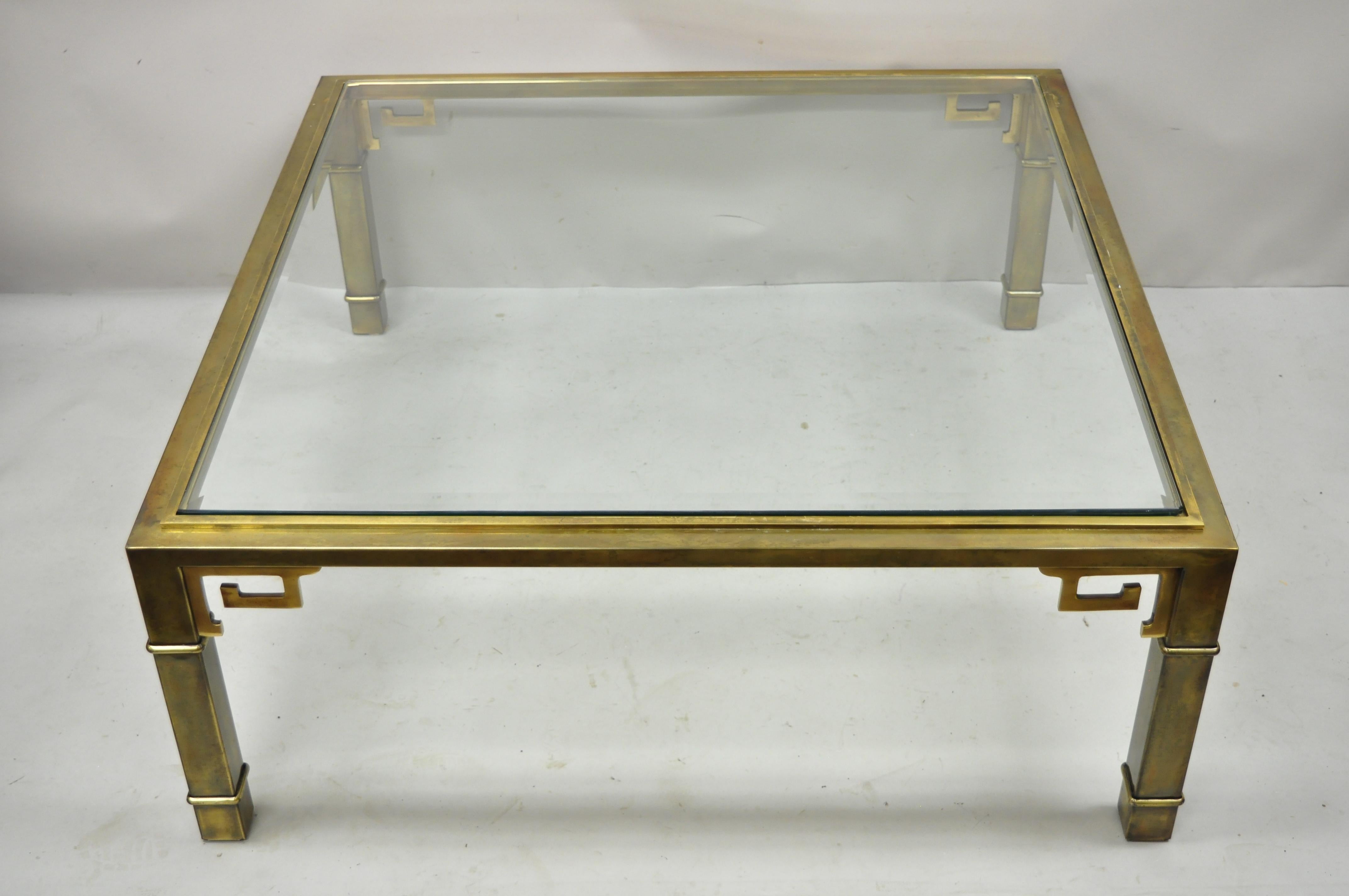 Grande table basse carrée de 42 po. en laiton avec plateau en verre à motif clé grecque Mastercraft en vente 4