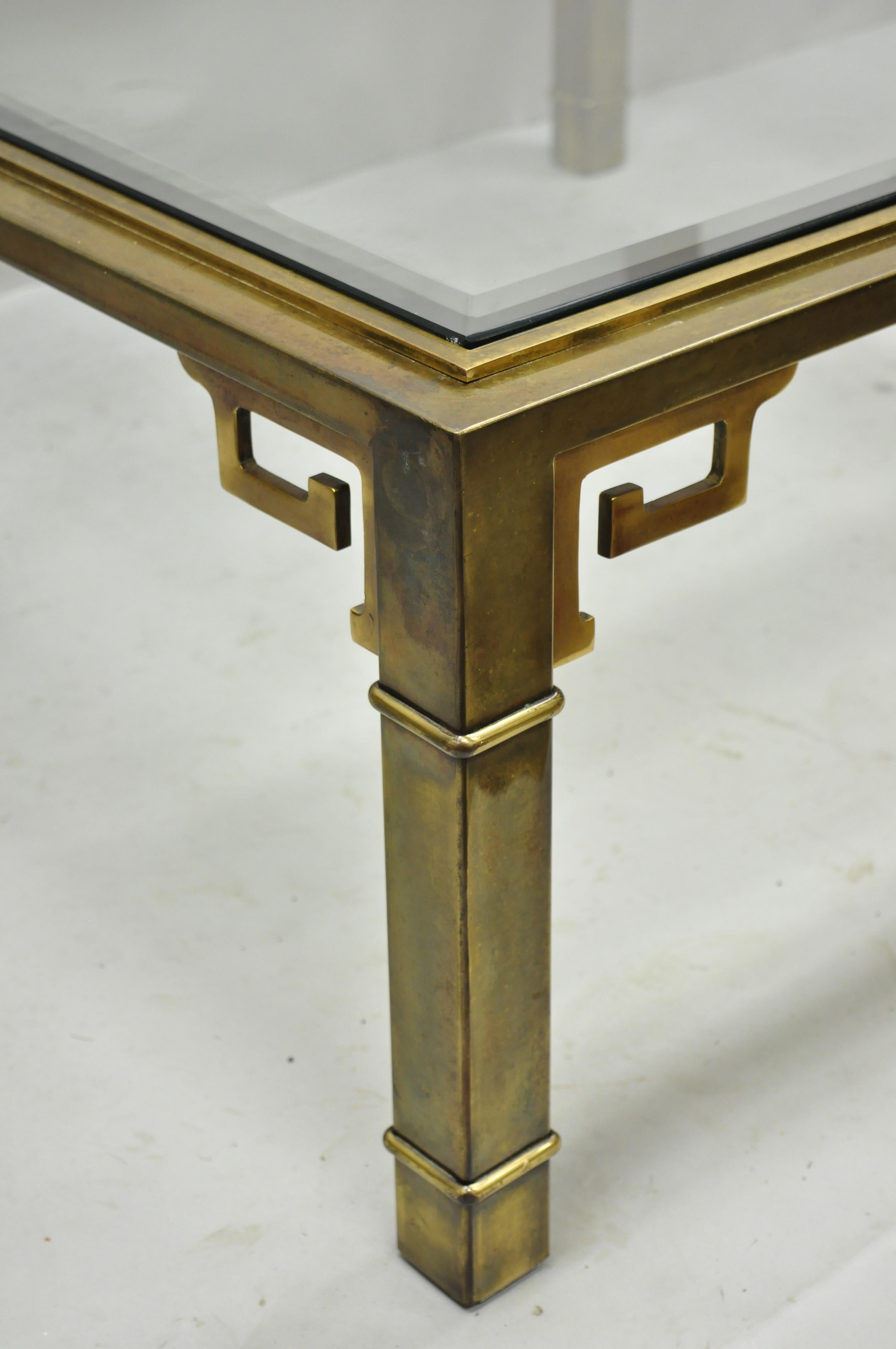 italien Grande table basse carrée de 42 po. en laiton avec plateau en verre à motif clé grecque Mastercraft en vente