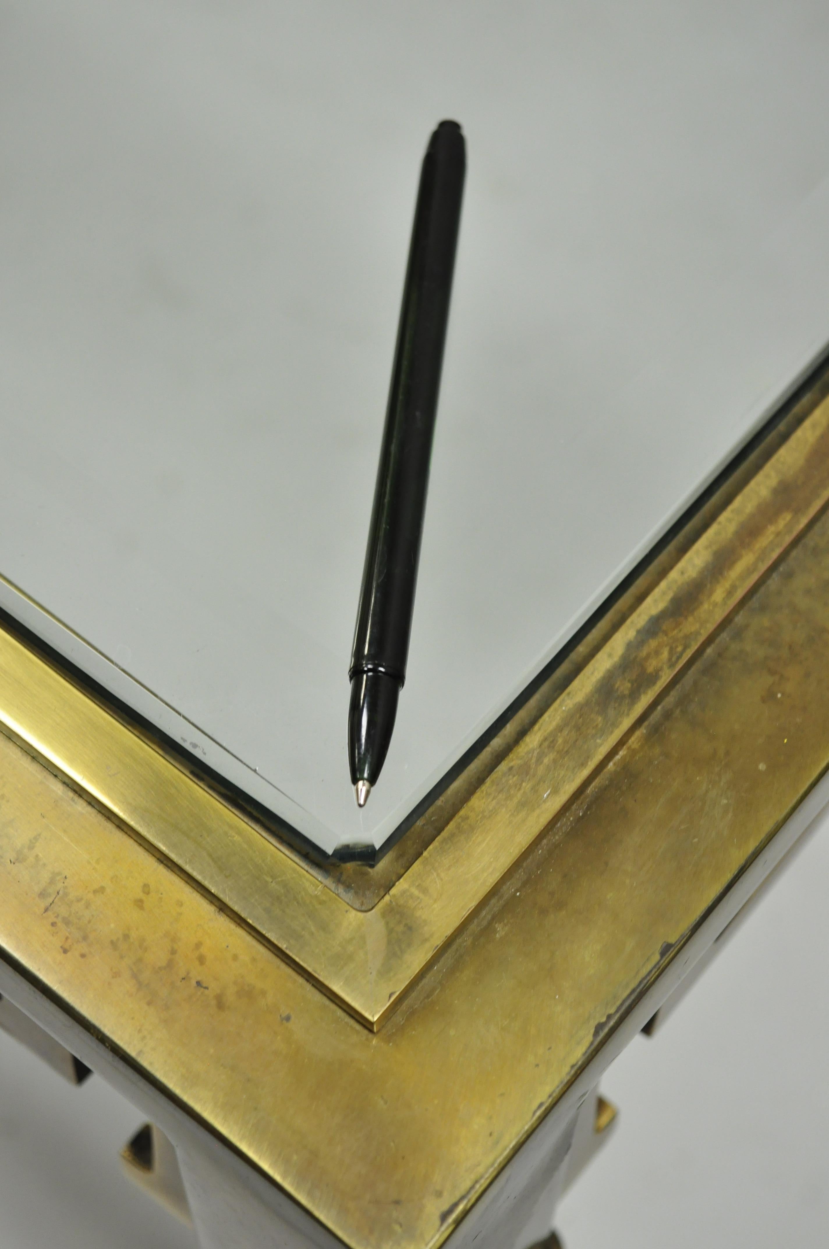 Grande table basse carrée de 42 po. en laiton avec plateau en verre à motif clé grecque Mastercraft en vente 1