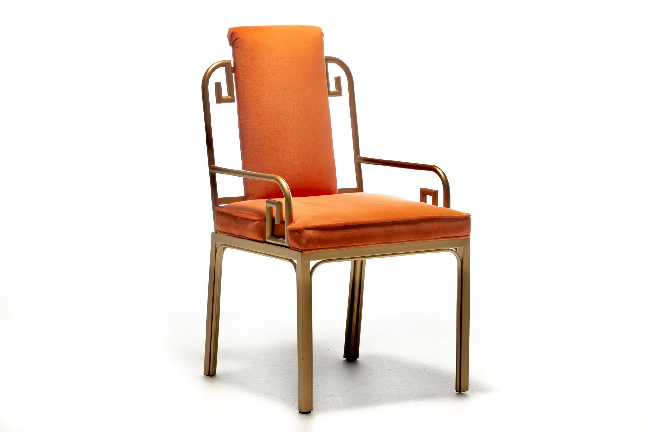 Wenn Sie etwas zu sagen haben, sagen Sie es, während Sie neben einem Freund in einem dieser hervorragenden Mastercraft Greek Key Dining Chairs aus Messing sitzen, die frisch und fachmännisch mit reichem marmalade-orangefarbenem Samt gepolstert sind.