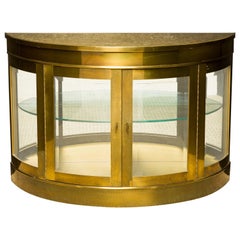 Beleuchteter Demilune-Vitrine-Schrank aus Messing von Mastercraft, 1970er Jahre, signiert