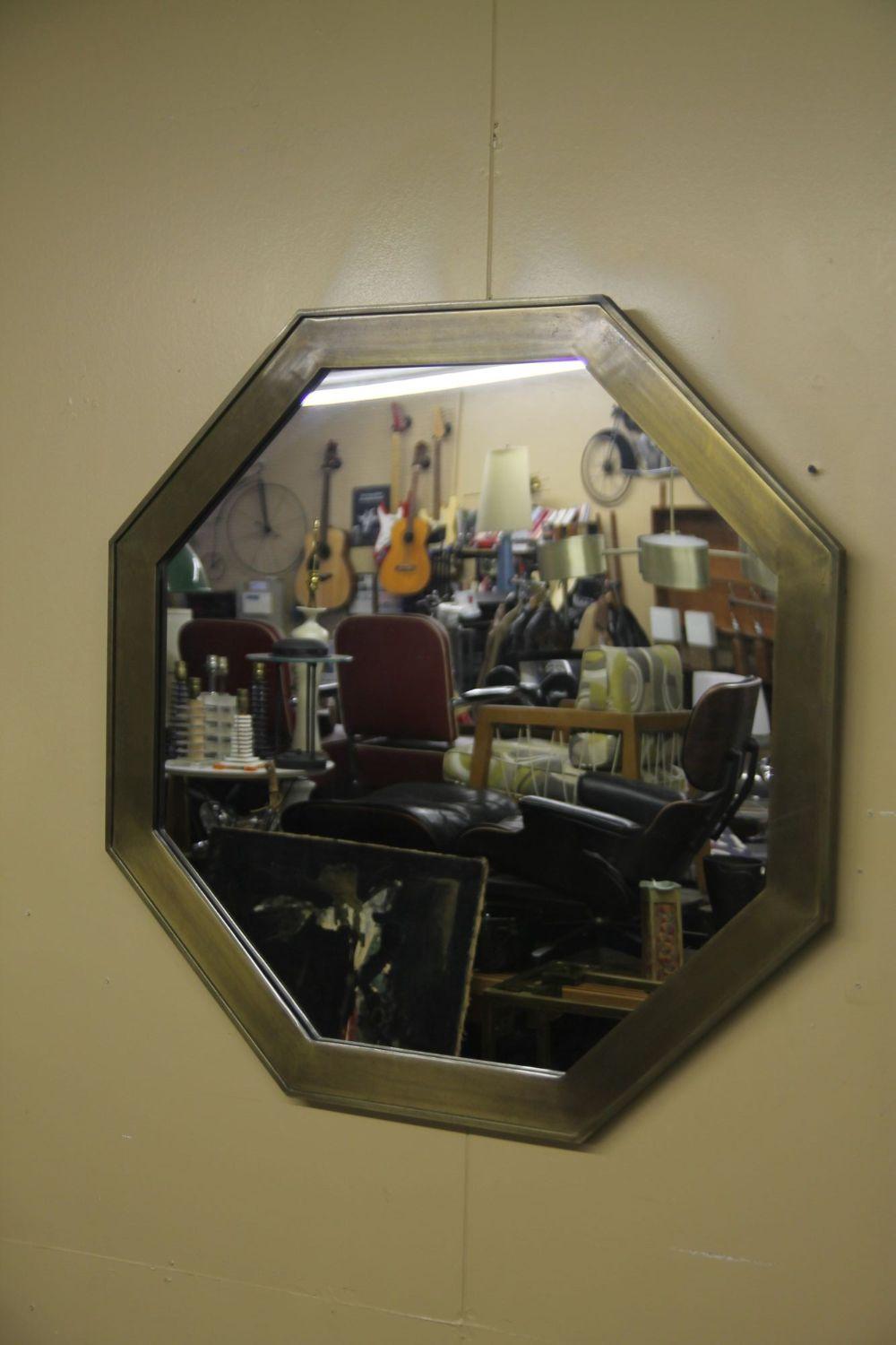 Nous avons le plaisir de vous proposer ce miroir octogonal en laiton de Mastercraft.  Il s'agit d'un merveilleux miroir en très bon état.  Il est rare de voir ce miroir sur le marché.