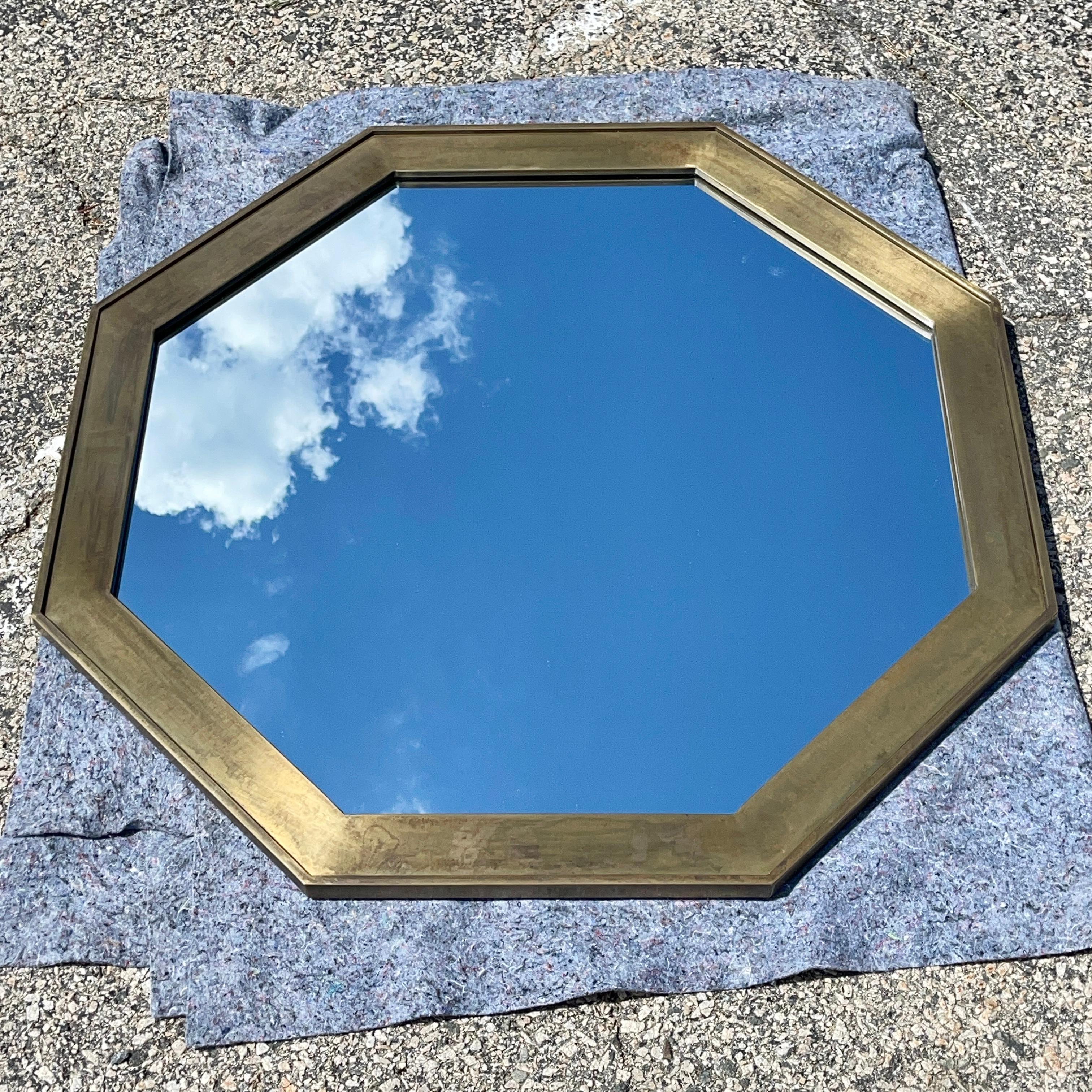 Pareja de espejos octogonales de latón de Widdicomb en venta 2